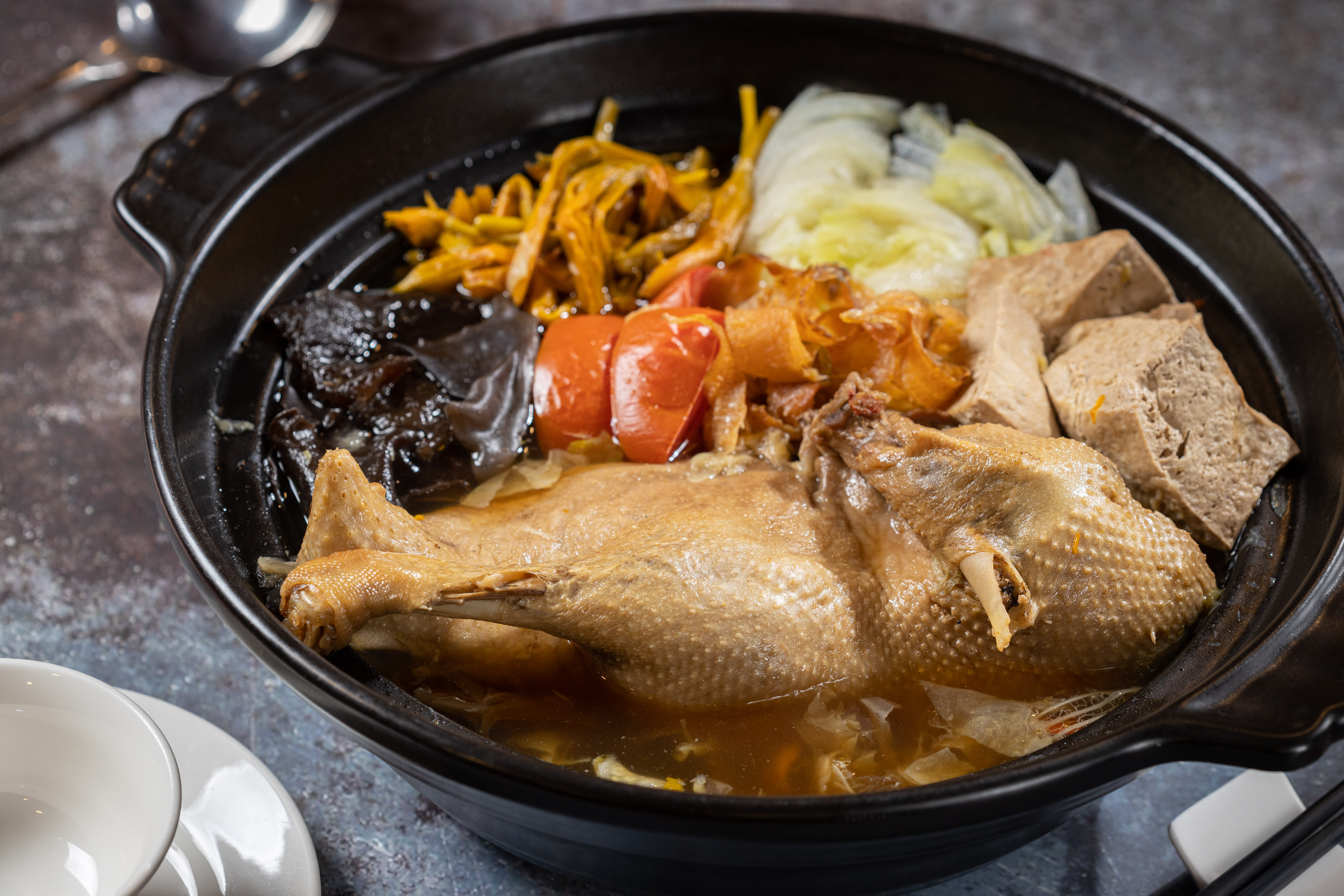 「砂鍋鴨（半隻）」泡在大骨湯裡，肉嫩不柴，鮮味馥郁。（550元／份）