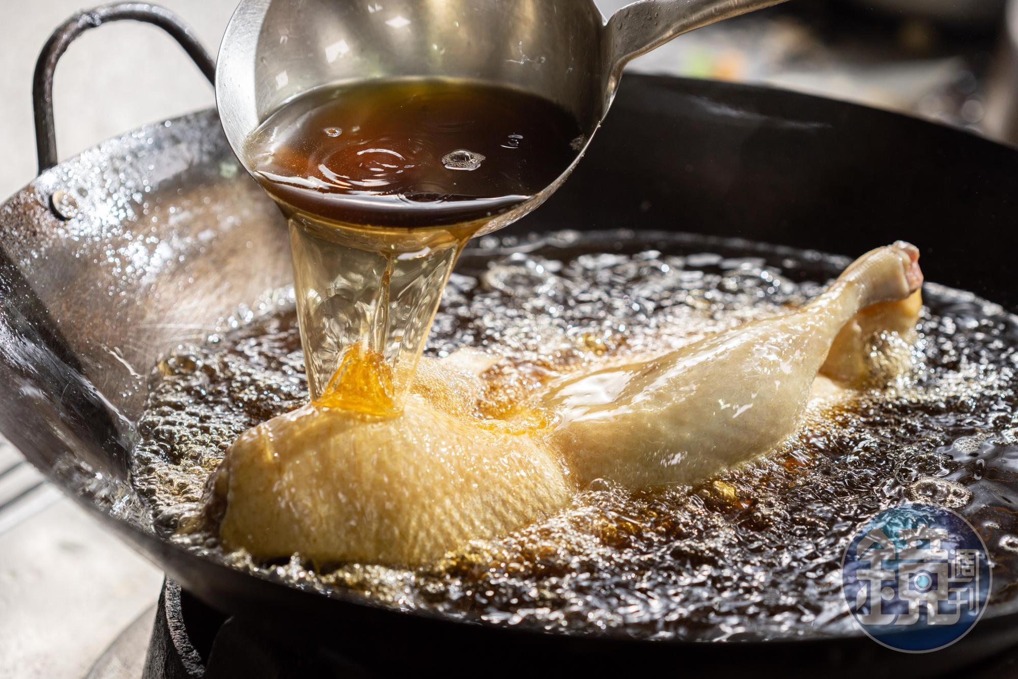 烹調砂鍋鴨前，先將鴨皮油淋至略呈金黃色。