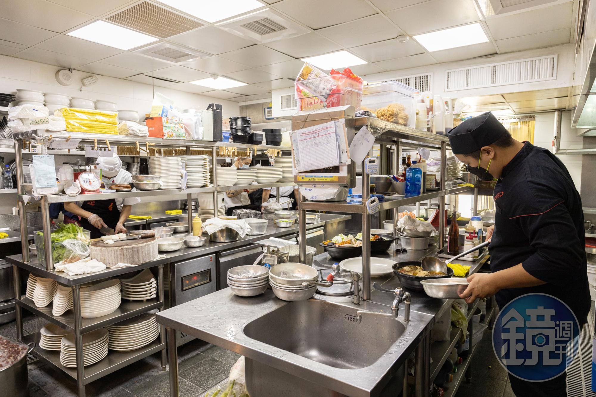 阿霞飯店的廚房裡，不僅端出府城豐美菜餚，錦霞樓出品的冷凍包也在這裡製作。