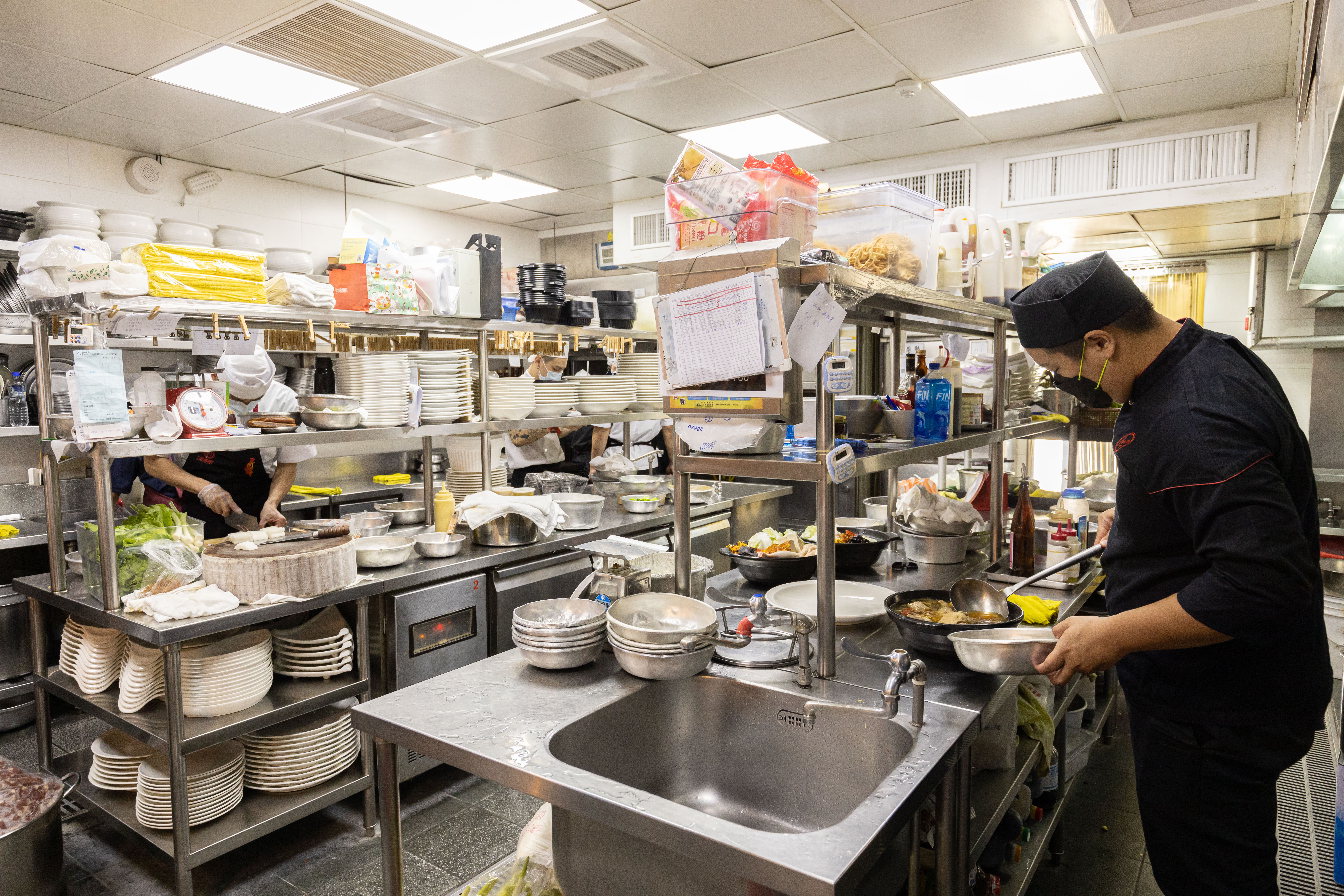 阿霞飯店的廚房裡，不僅端出府城豐美菜餚，錦霞樓出品的冷凍包也在這裡製作。