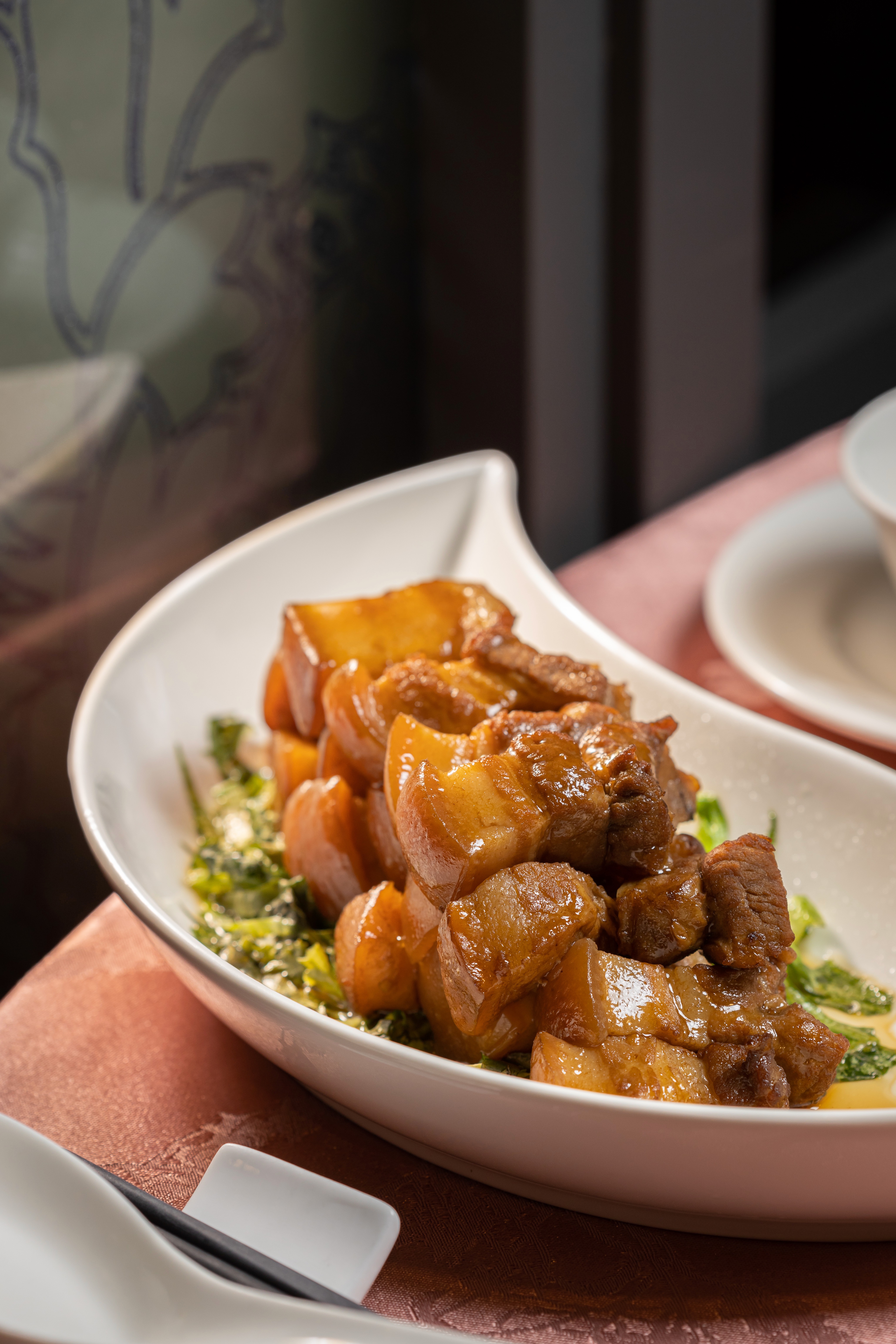 「啤酒滷肉」酒香滿盈，覆熱後皮Q肉嫩。（480元／份）