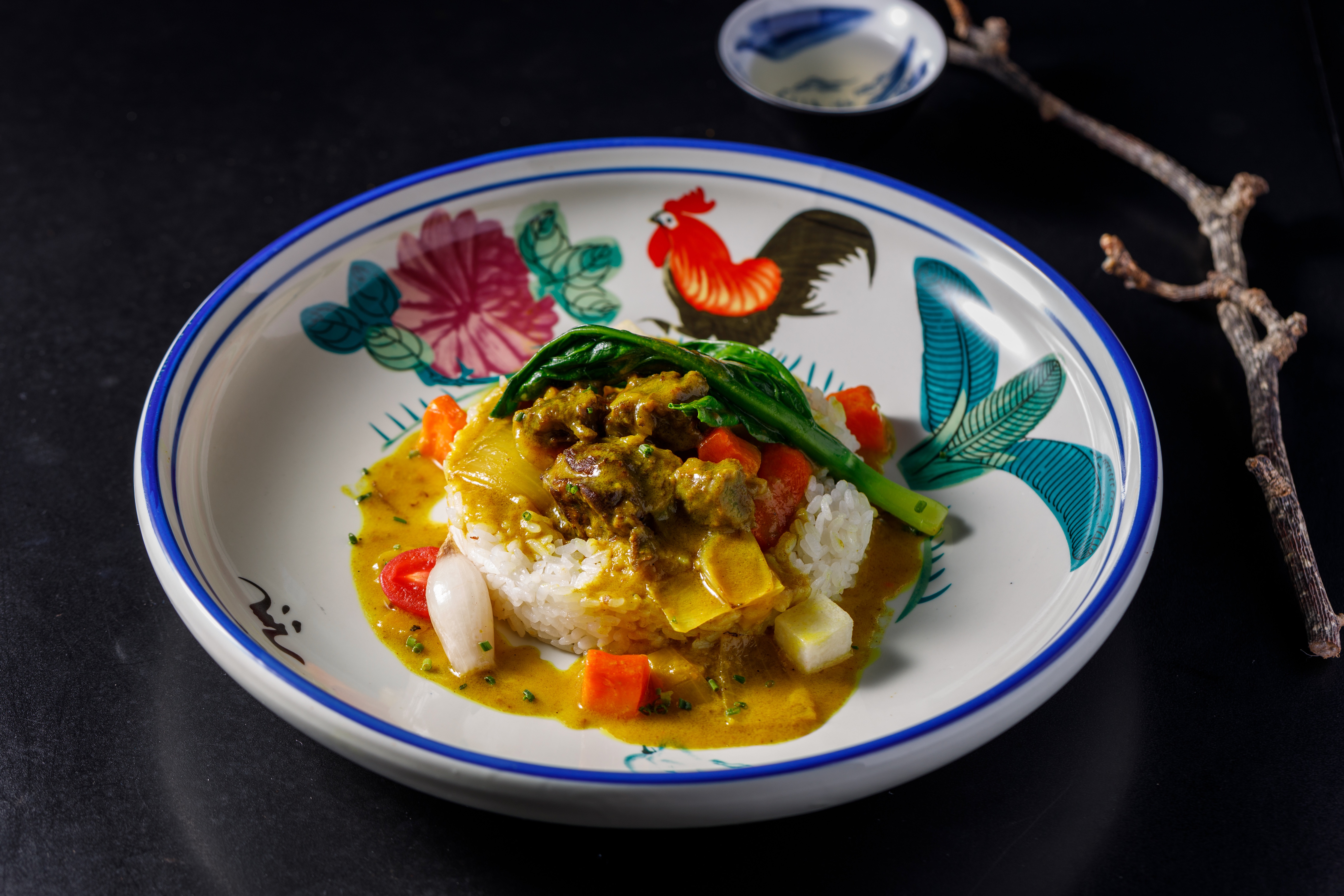 加入椰奶的「葡式咖哩牛肉」溫和柔潤，適合不吃辣的小朋友。（350元／份）