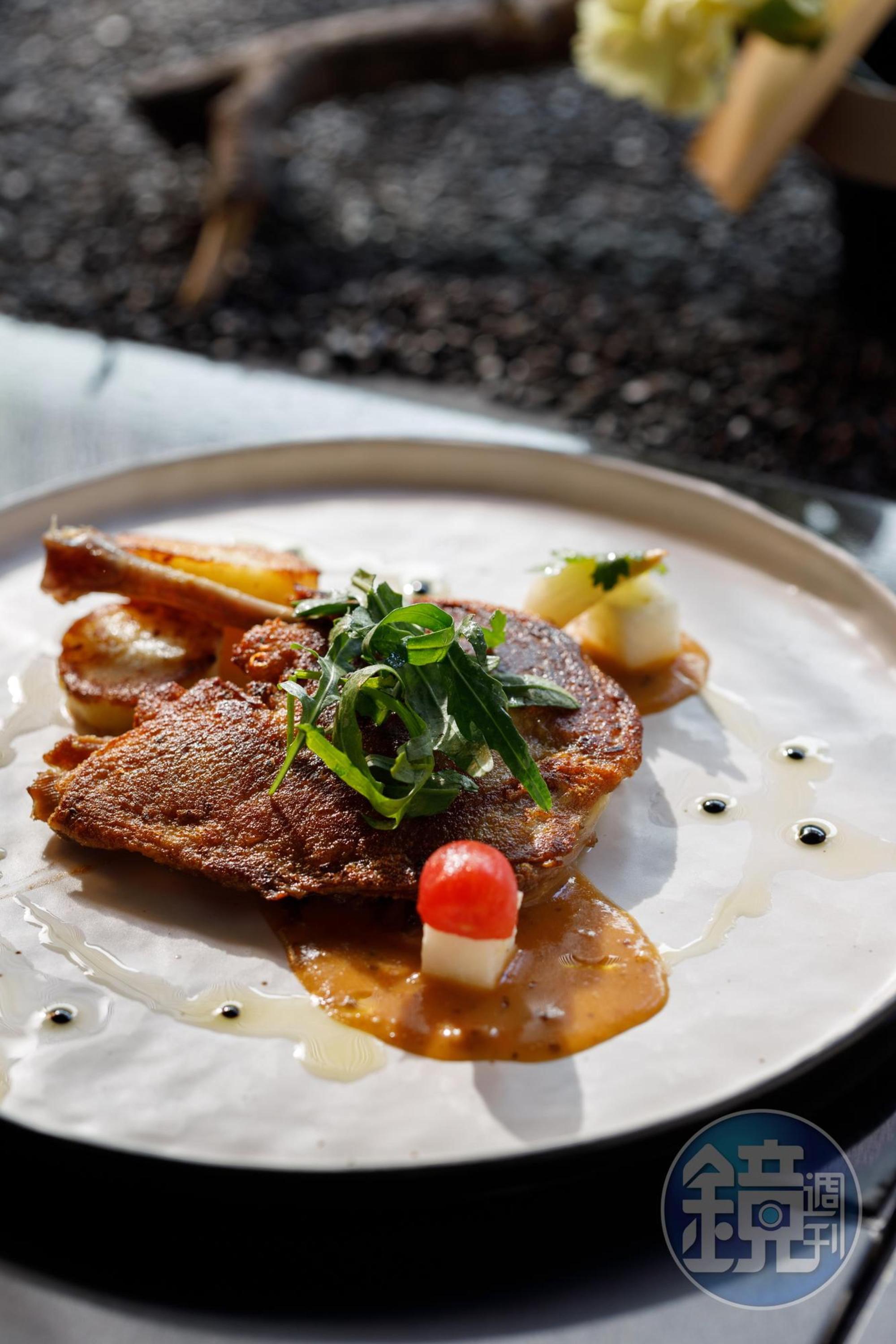 「油封功夫鴨」以辛香料醃製一晚，皮脆肉細，鵝油可拿來煎配菜。（280元／份）