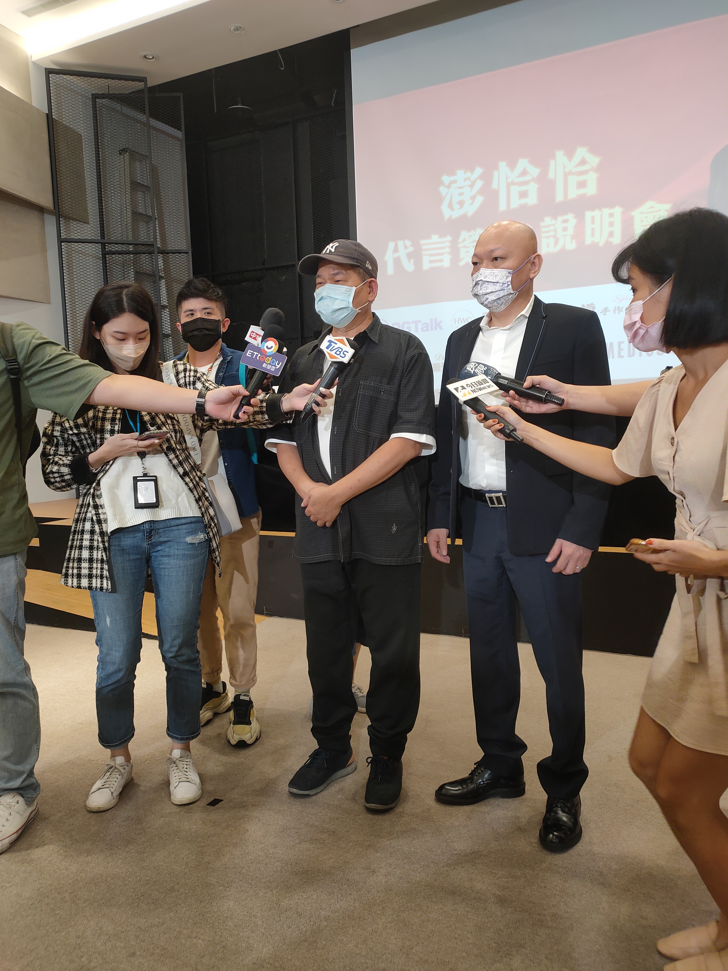 林董(右)放話若澎恰恰(左)再亂借錢,就不再幫他處理。