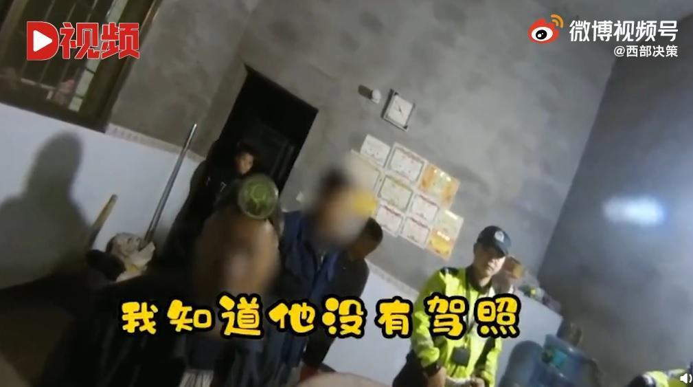 孫子無照駕駛爺爺看不下去,報警請警方幫忙教育孫子。(翻攝微博)