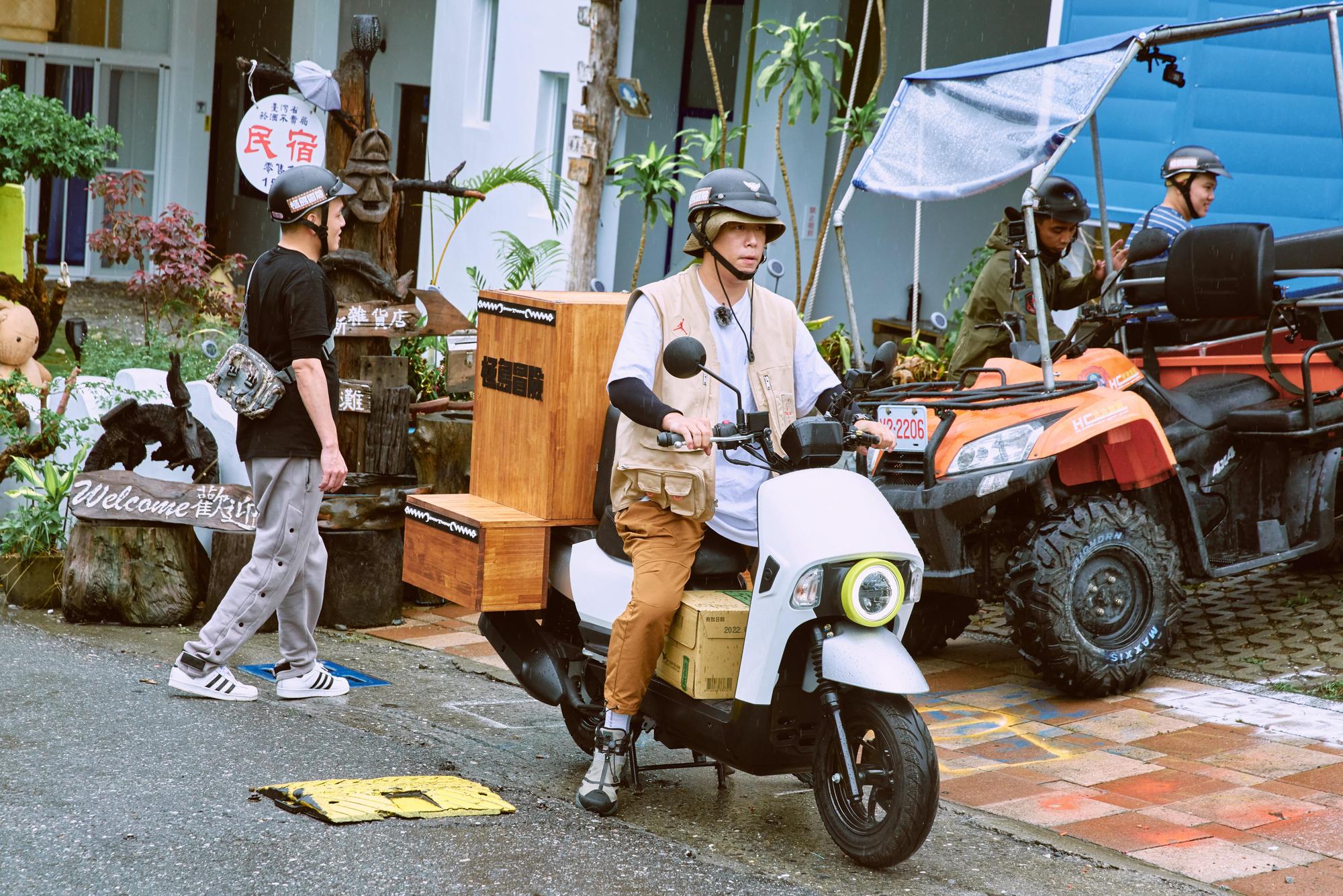 健志在當地騎機車趴趴走。（混血兒娛樂提供）