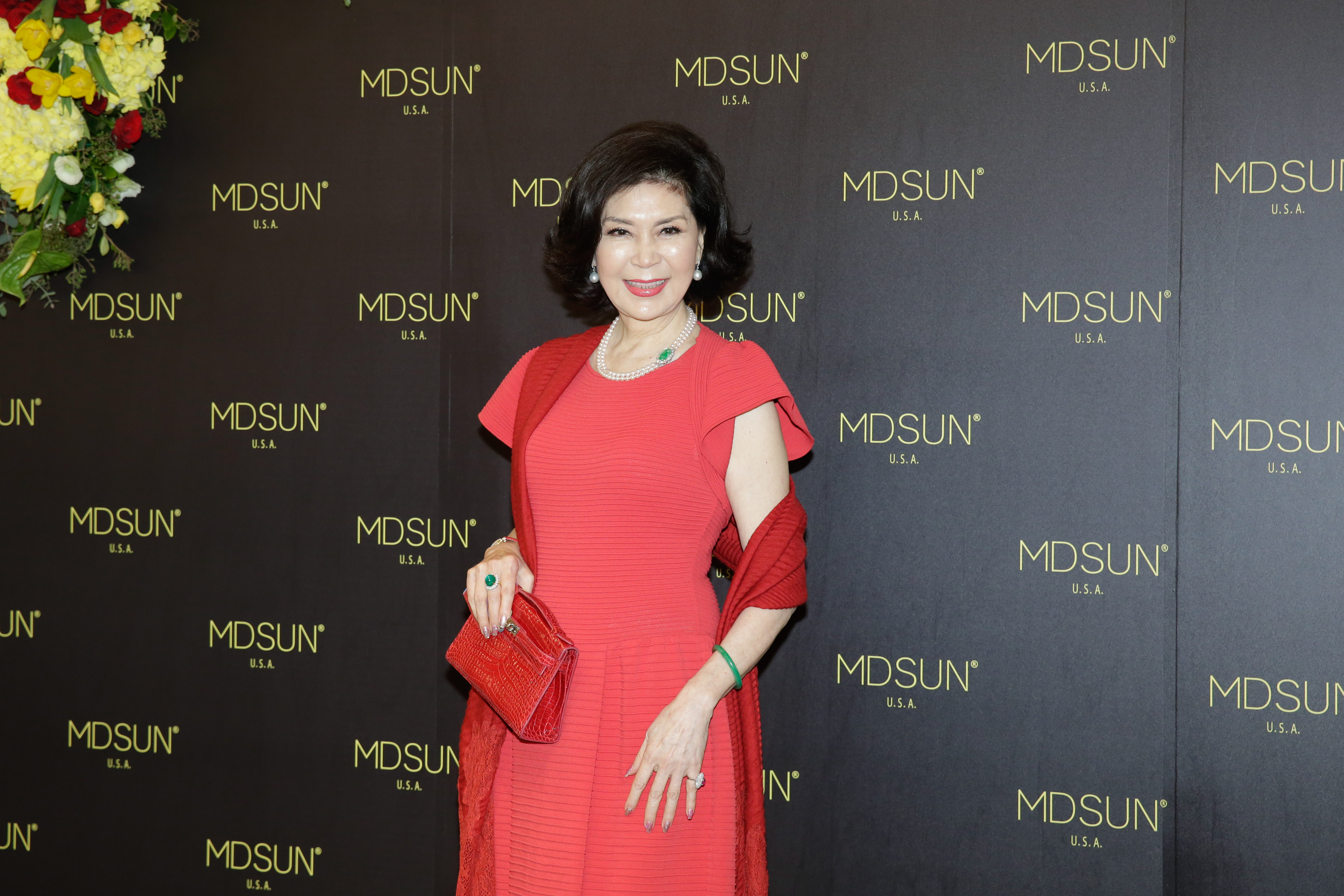 白嘉莉為好友的保養品牌站台。