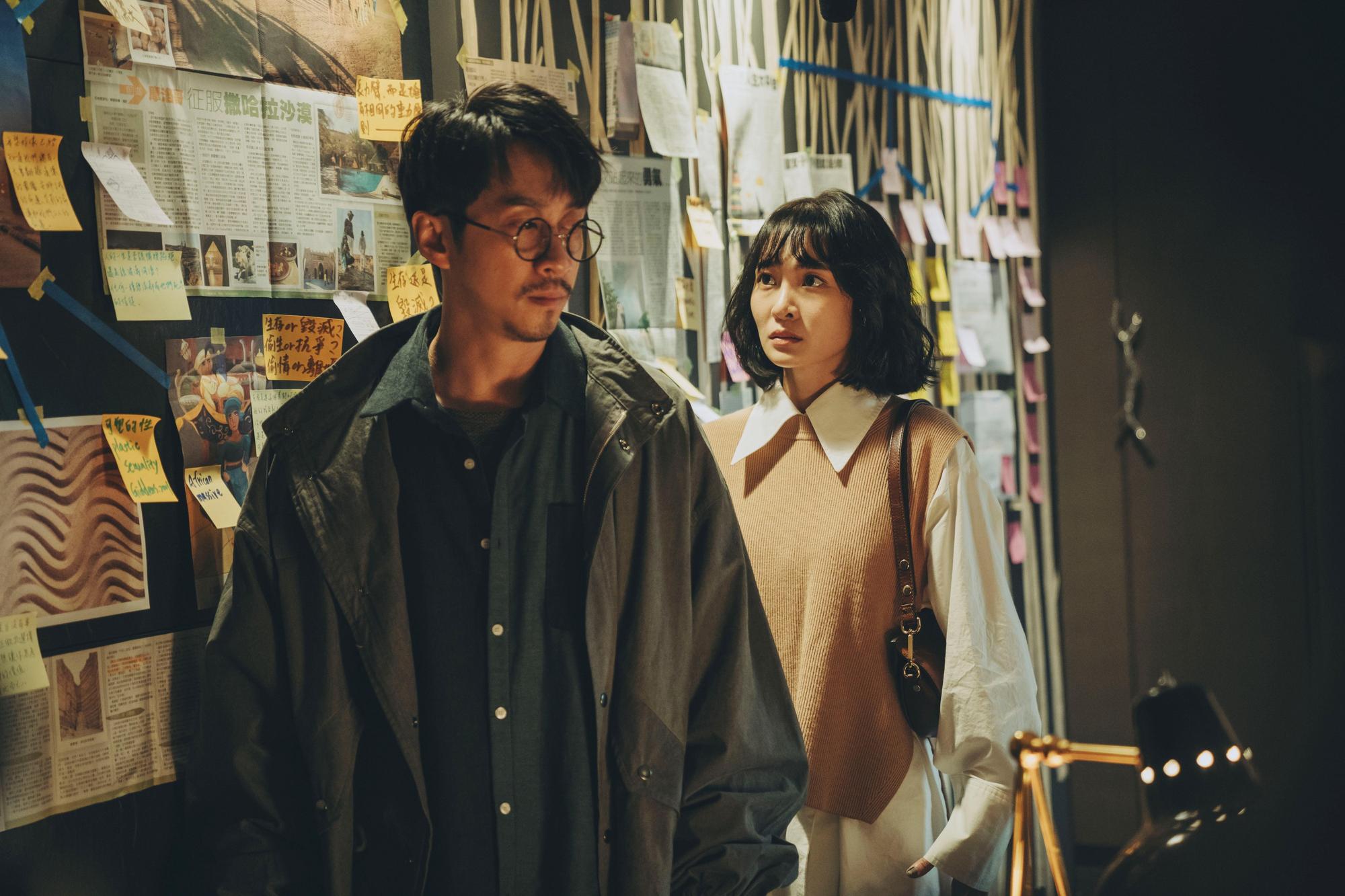 李亦捷（右）與陳漢典在《2049》飾演關係失和的夫妻。（瀚草影視提供）