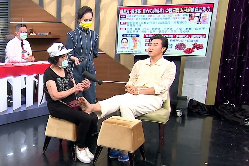 陳鴻和媽媽感情好,陳媽媽示範平時如何幫兒子按摩。(年代提供)