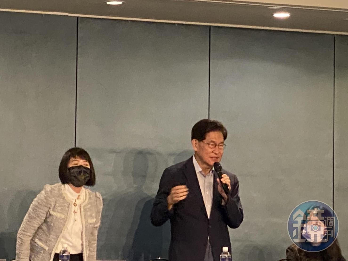 生華科董事長胡定吾(中)宣布開發中抗新冠藥物Silmitasertib(CX-4945)治療中症患者二期臨床試驗數據,患者達到康復時間的中位數為6天,達統計和臨床上顯著差異。