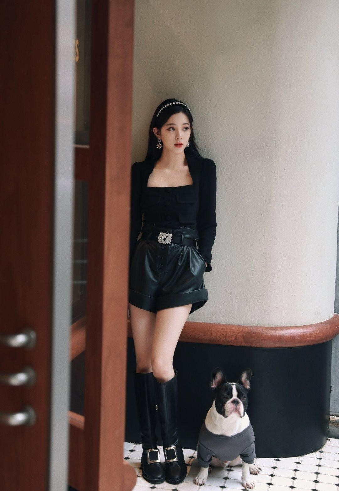歐陽娜娜以全身黑色的服裝搭配，腳踩Viv Rangers黑色高筒靴。