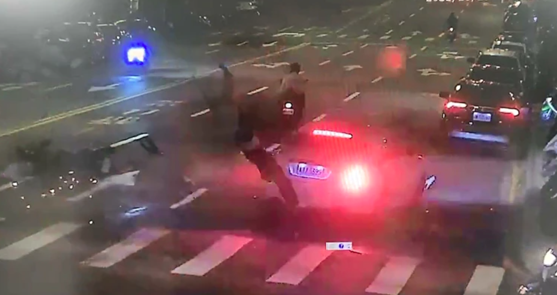 周男騎乘的機車違規左轉，迎面撞上直行的勞斯萊斯。（翻攝畫面）