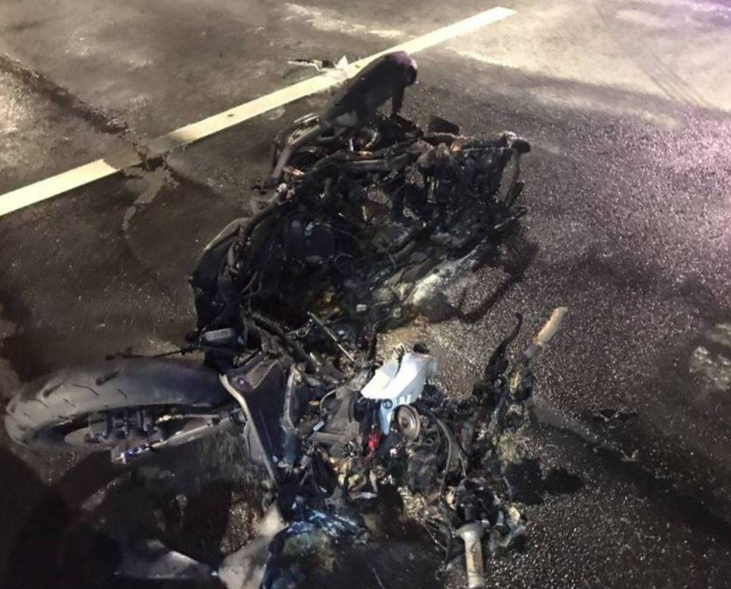 機車已燒焦成廢鐵，周男昏迷送醫目前已逐漸恢復意識。（翻攝畫面）