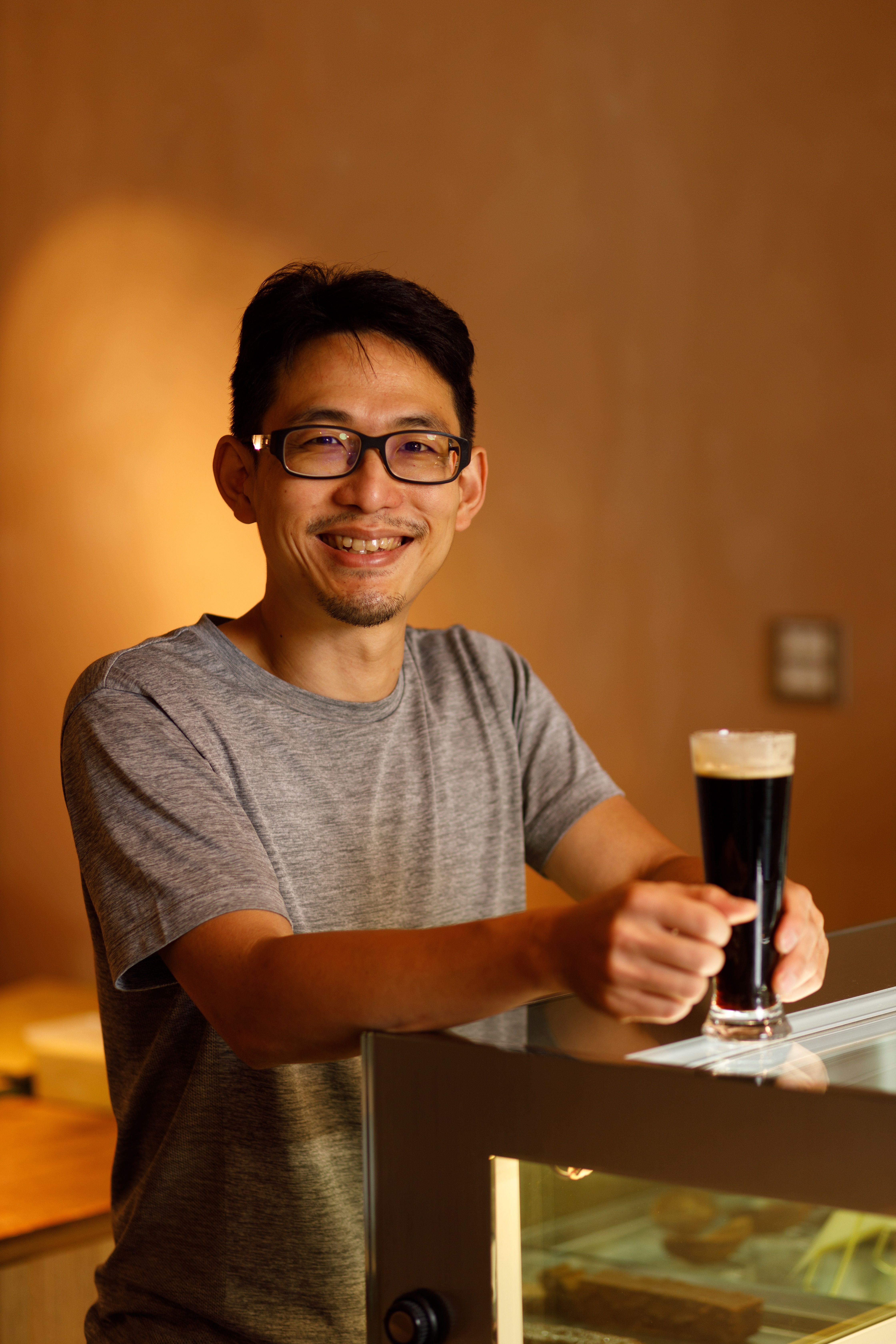 「TERRA土然 巧克力專門店」主理人楊豐旭為巧克力戚風波特嚴選可可豆，並製作巧克力戚風波特冰淇淋。