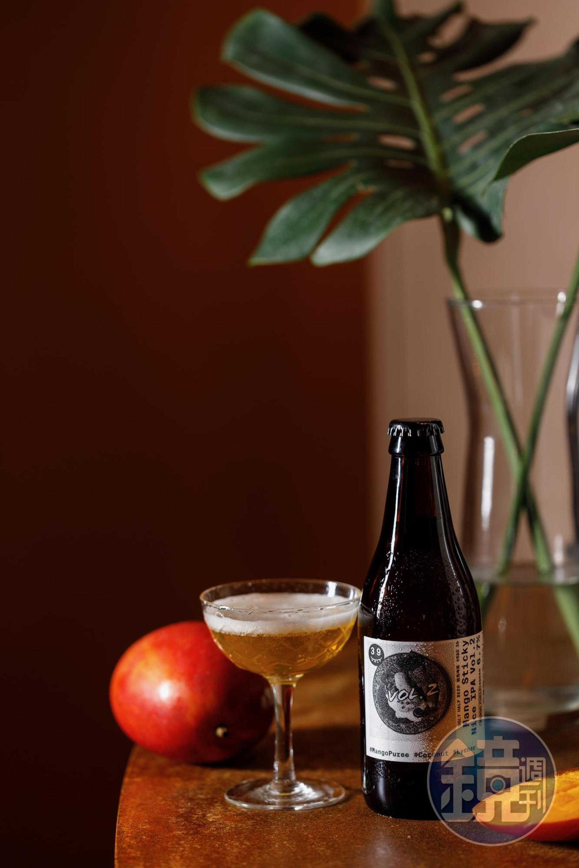 「芒果糯米飯IPA（二）」用了台南愛文芒果釀造，是「真芒」，酒精濃度帶來糯米飯的黏感。（150元／瓶）