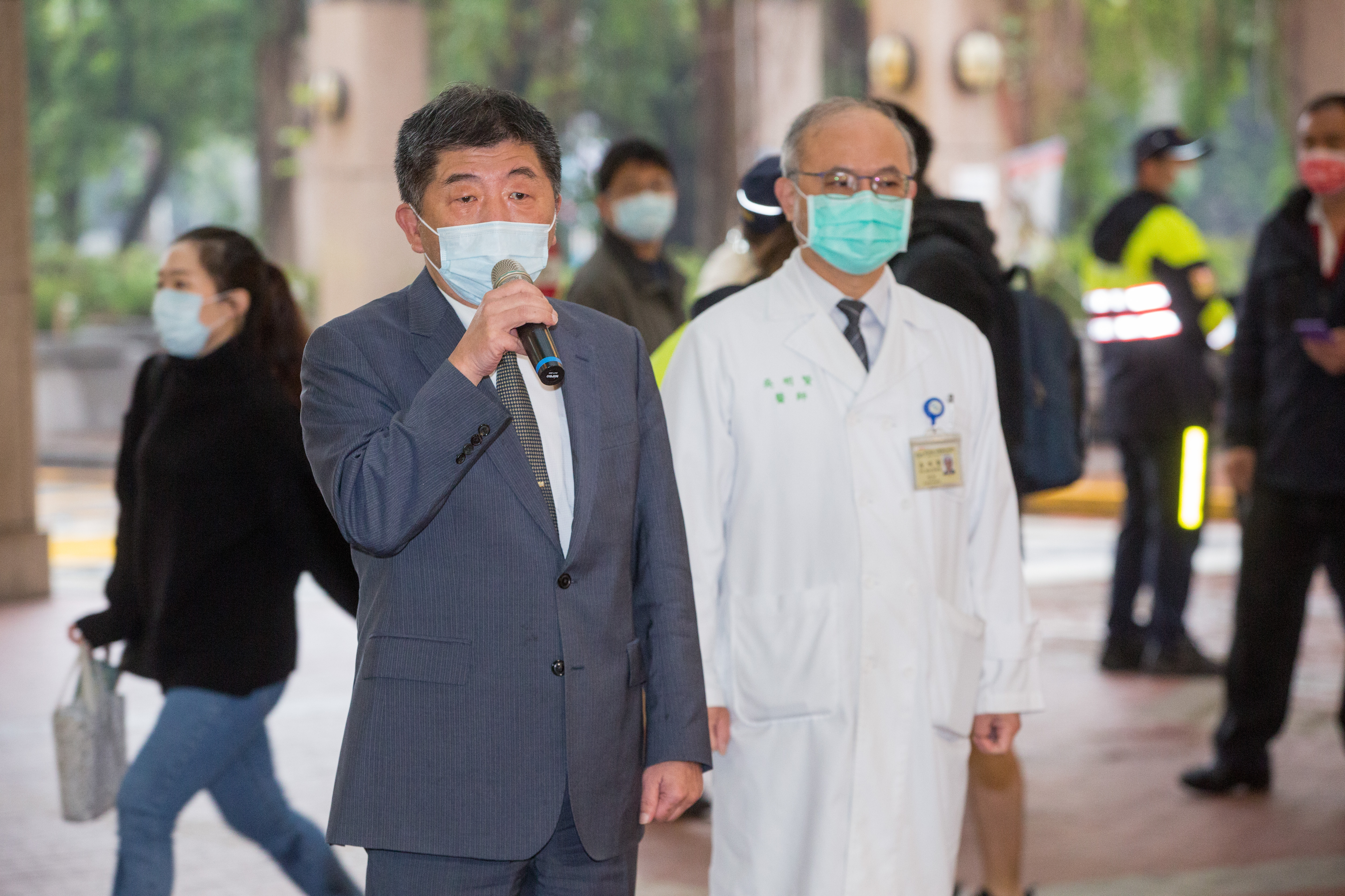 北市之前控訴中央塞了超過負荷的疫苗劑量給他們,對此陳時中(左)除表示會協助施打,也澄清並非為了拚涵蓋率。(本刊資料照)