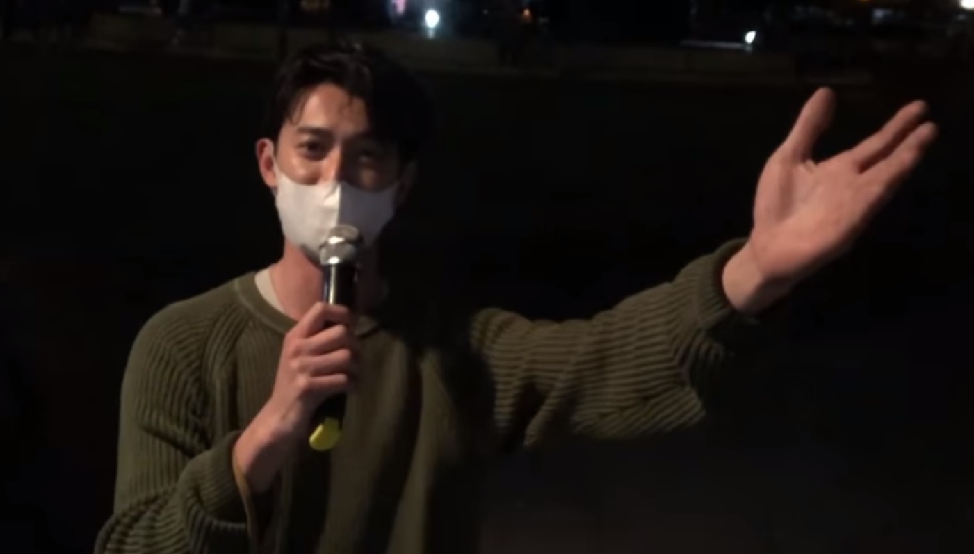 吳慷仁和邵雨薇3年前去花蓮玩，2人在夜市卡拉OK攤對唱〈雙人枕頭〉。（翻攝自吳慷仁Kang Ren Wu臉書）