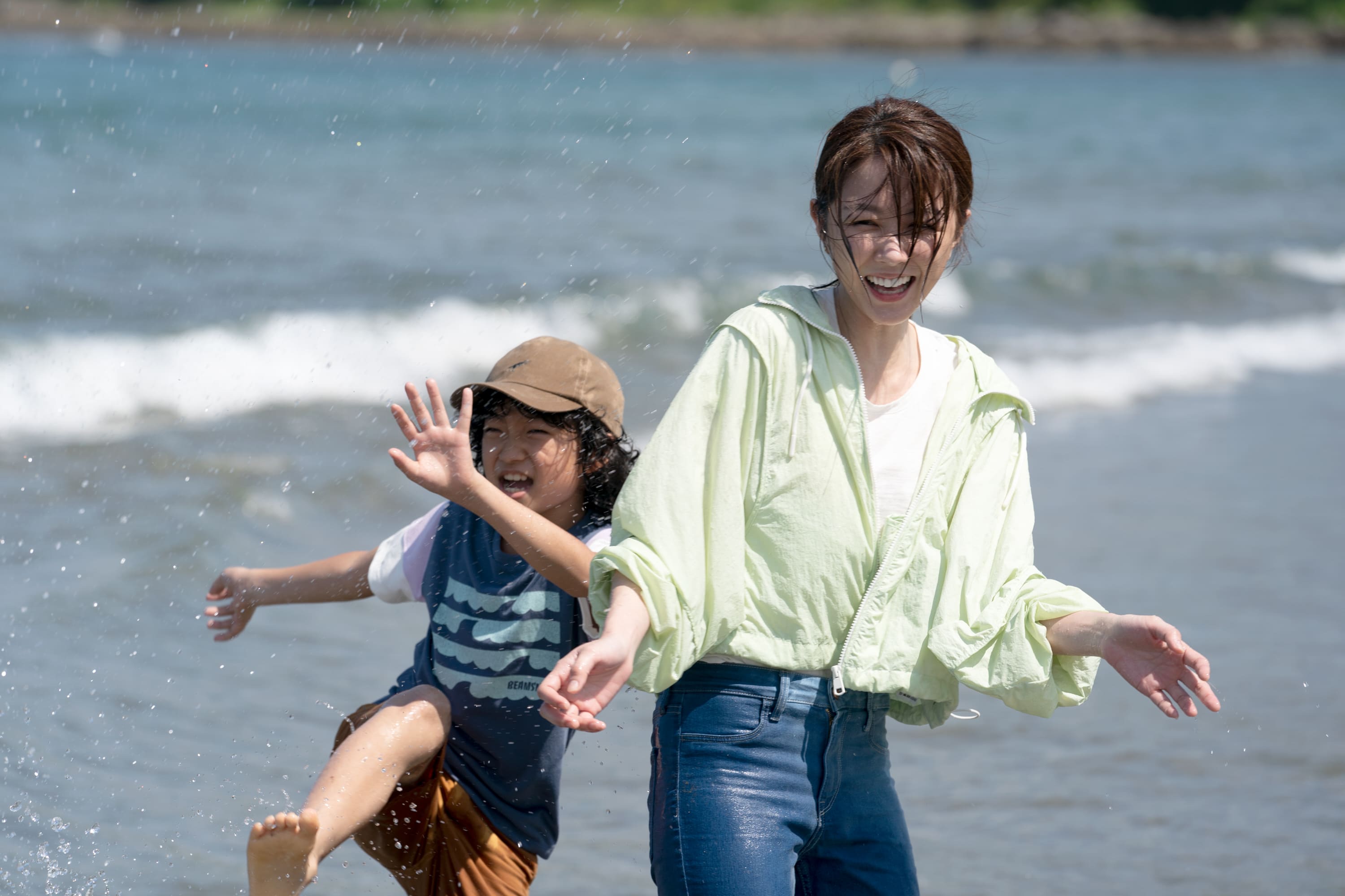 在《比悲傷更悲傷的故事》影集中 邵雨薇與白潤音飾演母子。（Netflix提供）