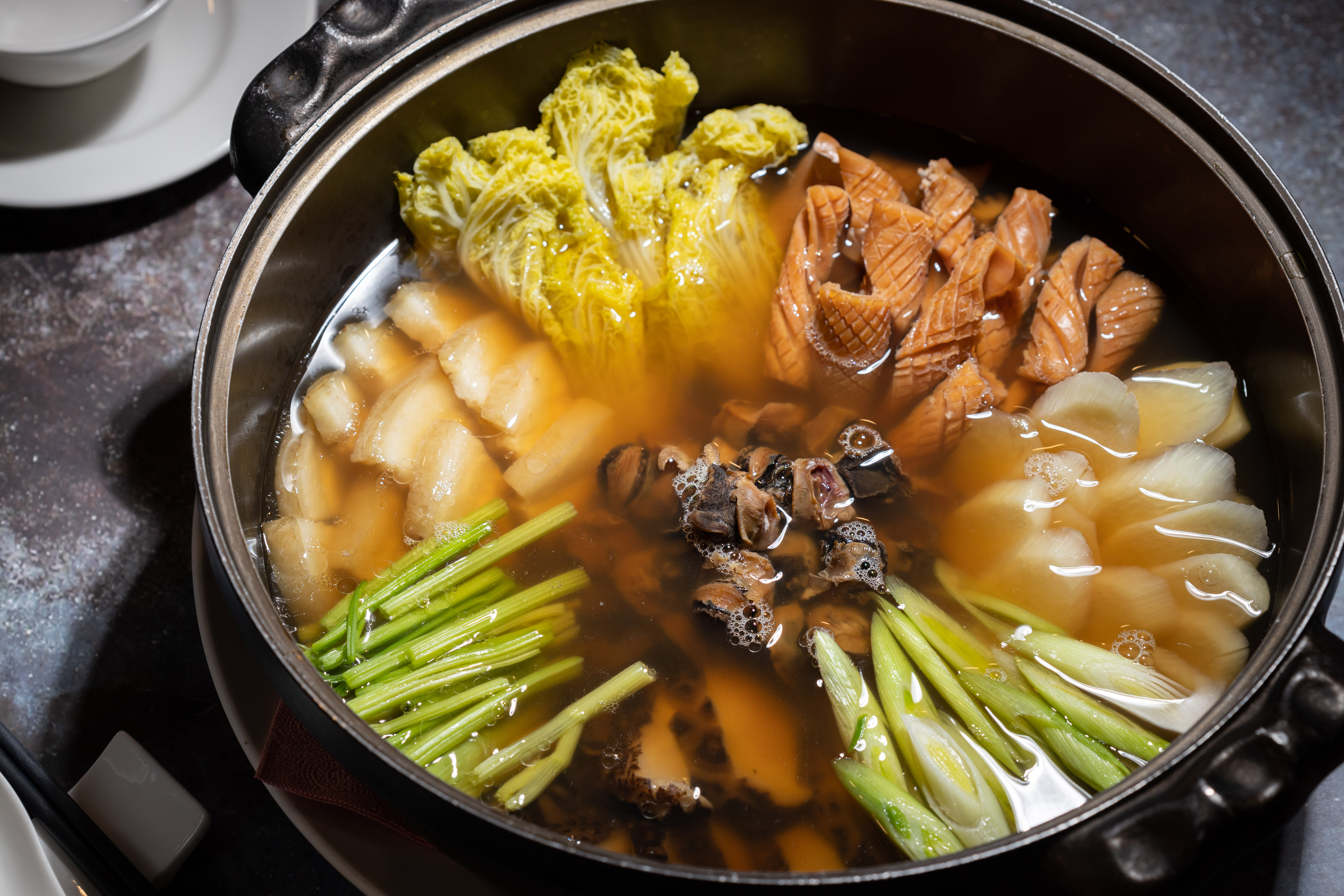 錦霞樓版本的魷魚螺肉蒜，湯頭清澈有味，值得一試。