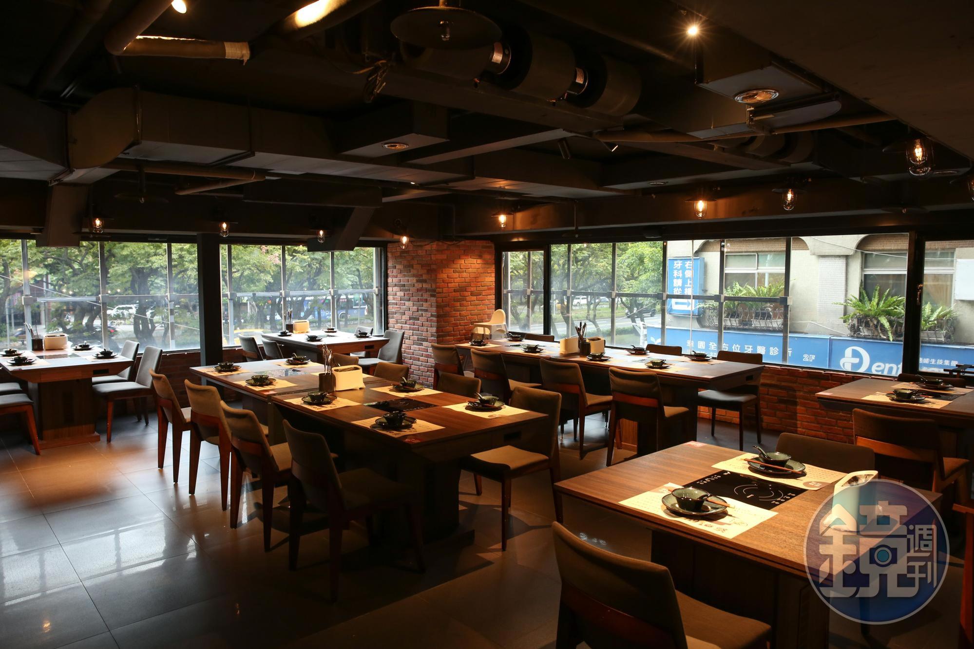 邵庭開的火鍋店座位寬敞舒適。