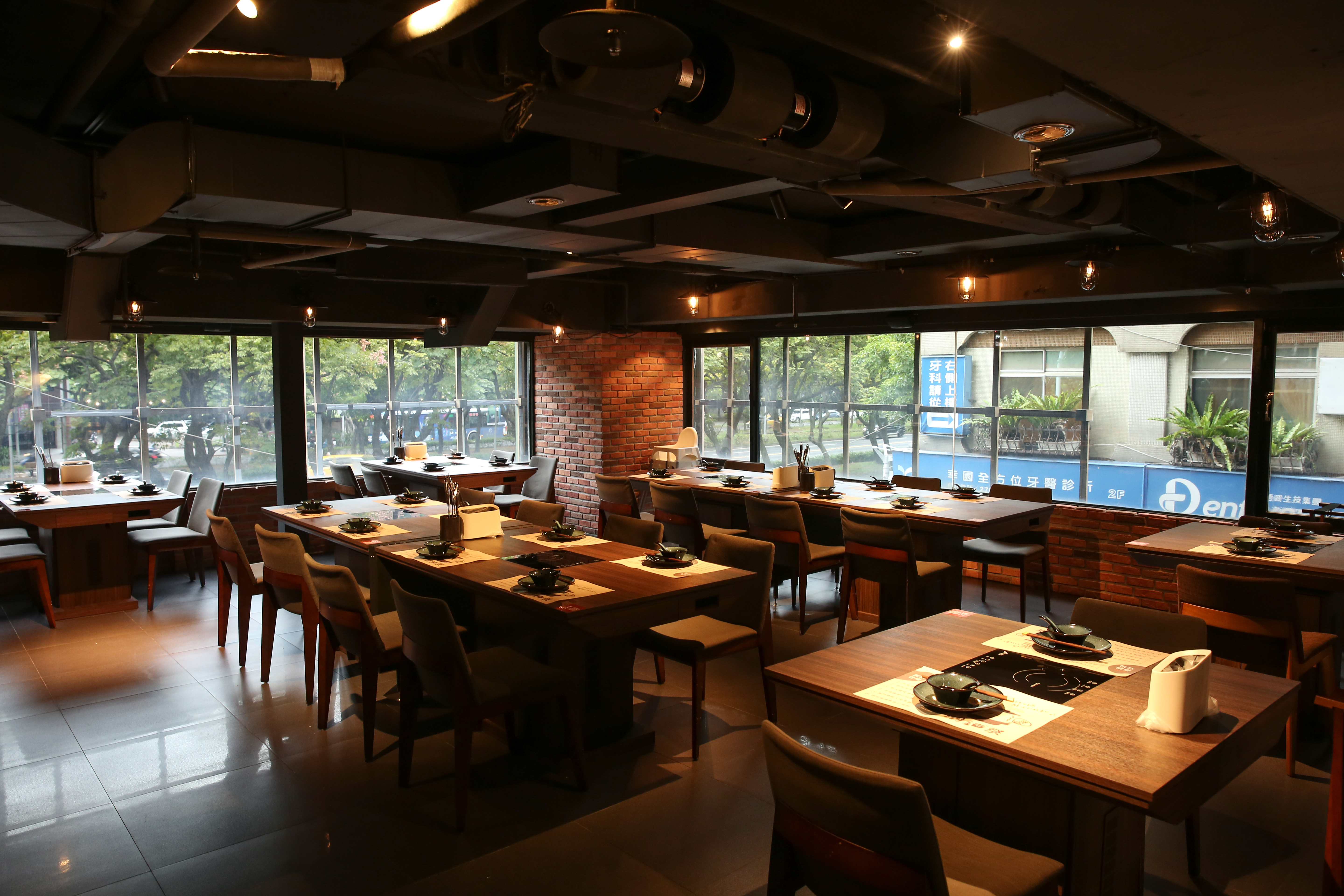 邵庭開的火鍋店座位寬敞舒適。