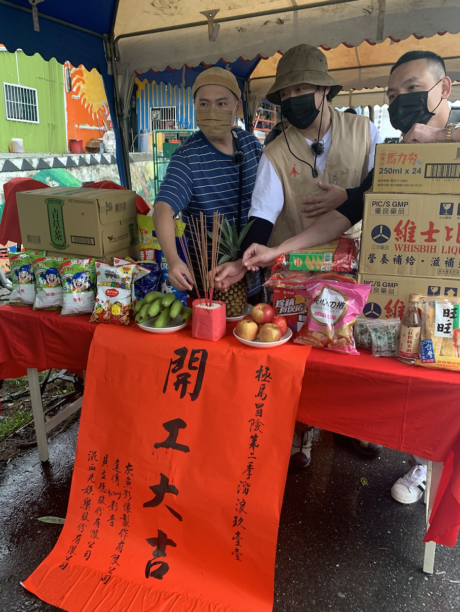 玖壹壹到台東錄製《極島冒險》第2季時碰上疫情，開拍時得戴口罩防疫。（混血兒娛樂提供）