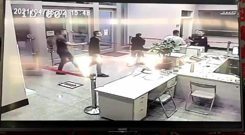 黑衣人大鬧松山分局中崙派出所,引發警紀問題。(翻攝畫面)