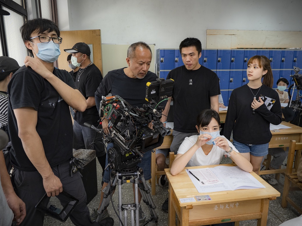 身兼攝影師的導演鍾孟宏（前右四）過去以「中島長雄」之名掌鏡，這次轉換拍攝風格，鏡頭更沈穩，同時使用本名。前右二為女主角王淨。（本地風光提供）