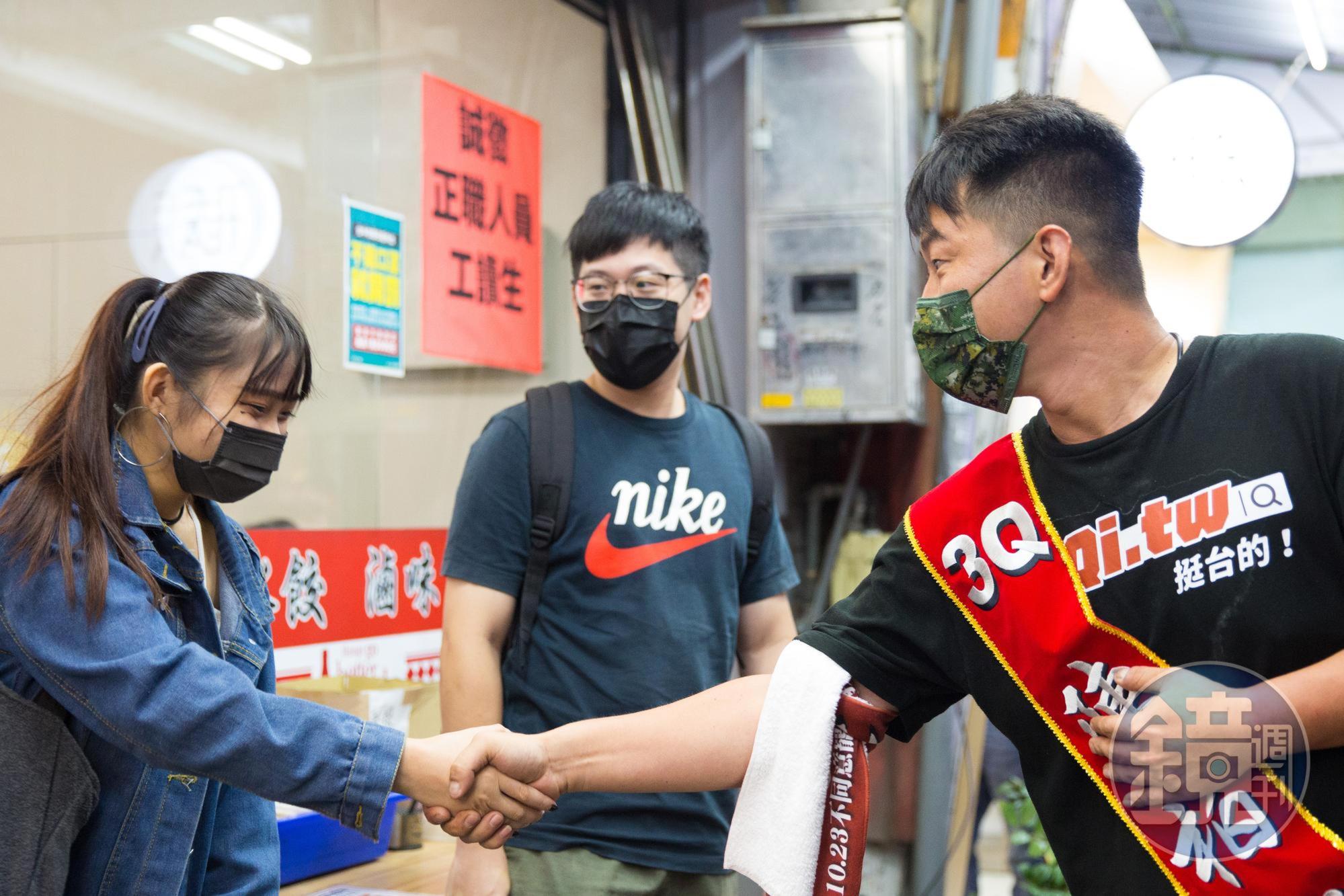 陳柏惟連日來在台中街頭掃街爭取支持,最後能否保住立委席次備受關注。