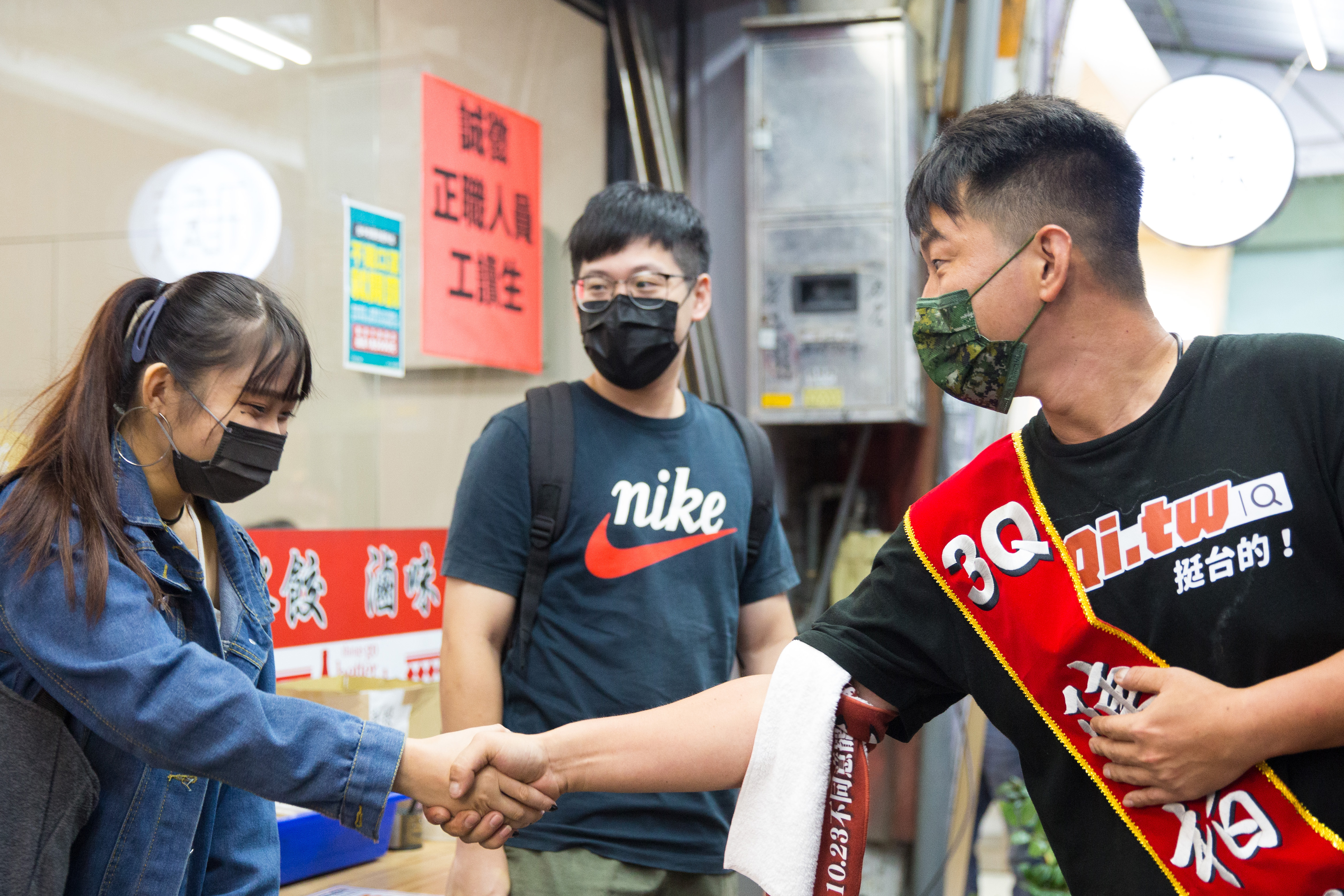 陳柏惟連日來在台中街頭掃街爭取支持，最後能否保住立委席次備受關注。