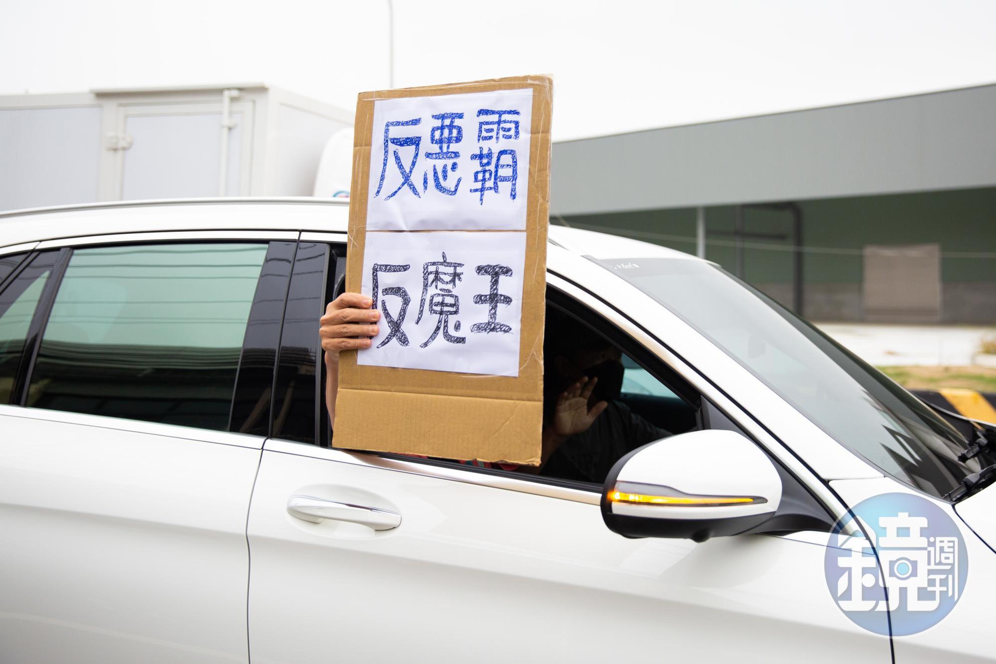 陳柏惟走上街頭爭取台中鄉親支持,也獲得民眾舉牌力挺。