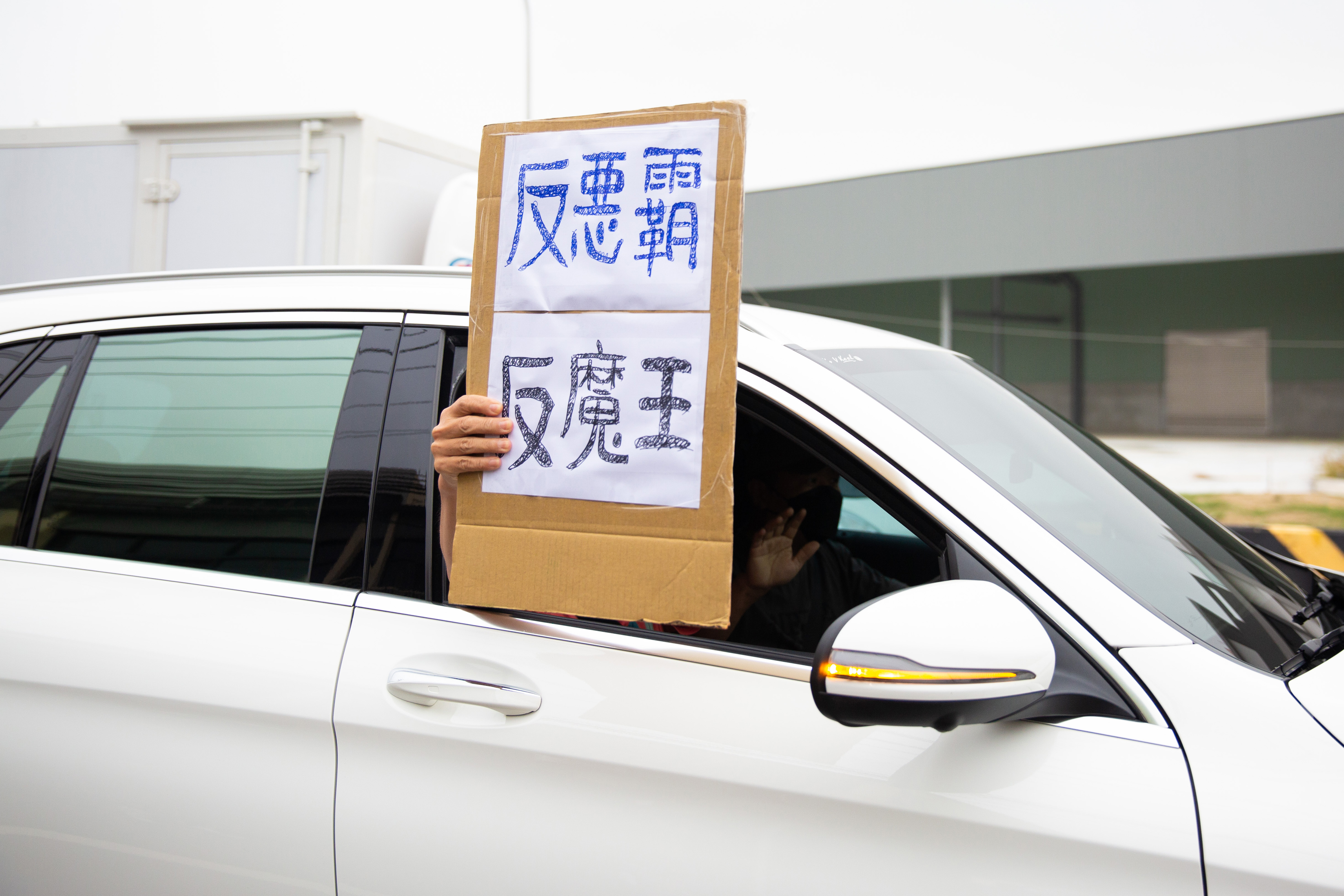 陳柏惟走上街頭爭取台中鄉親支持，也獲得民眾舉牌力挺。