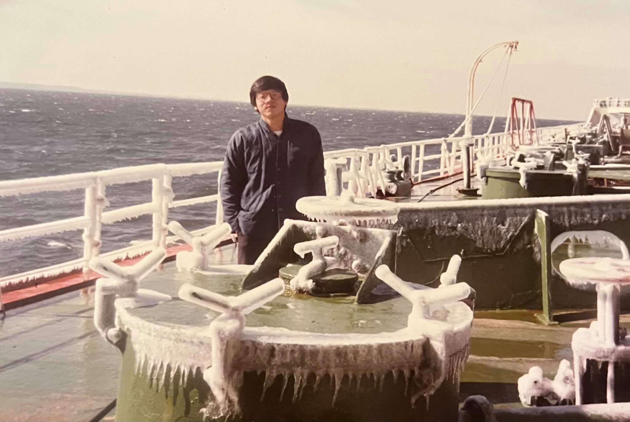 到英國赫爾前的外海穿藍襖。