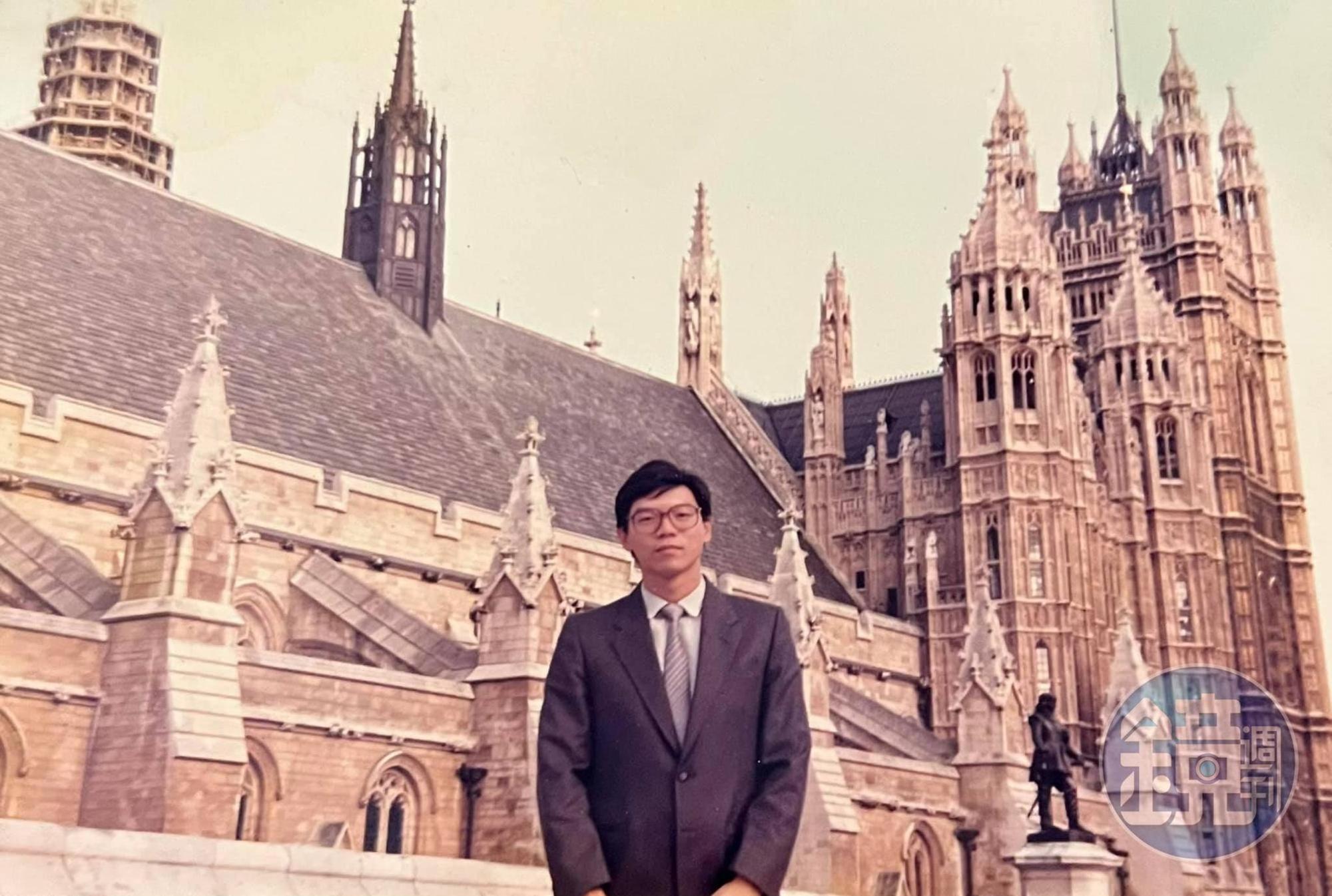英國國會大廈與深灰色西裝。