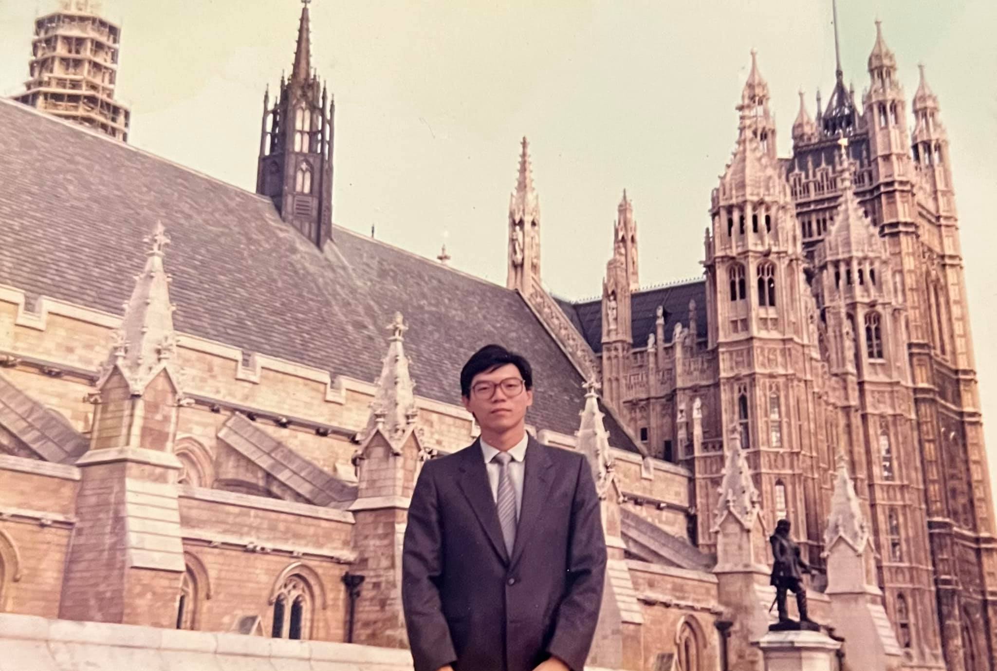 英國國會大廈與深灰色西裝。