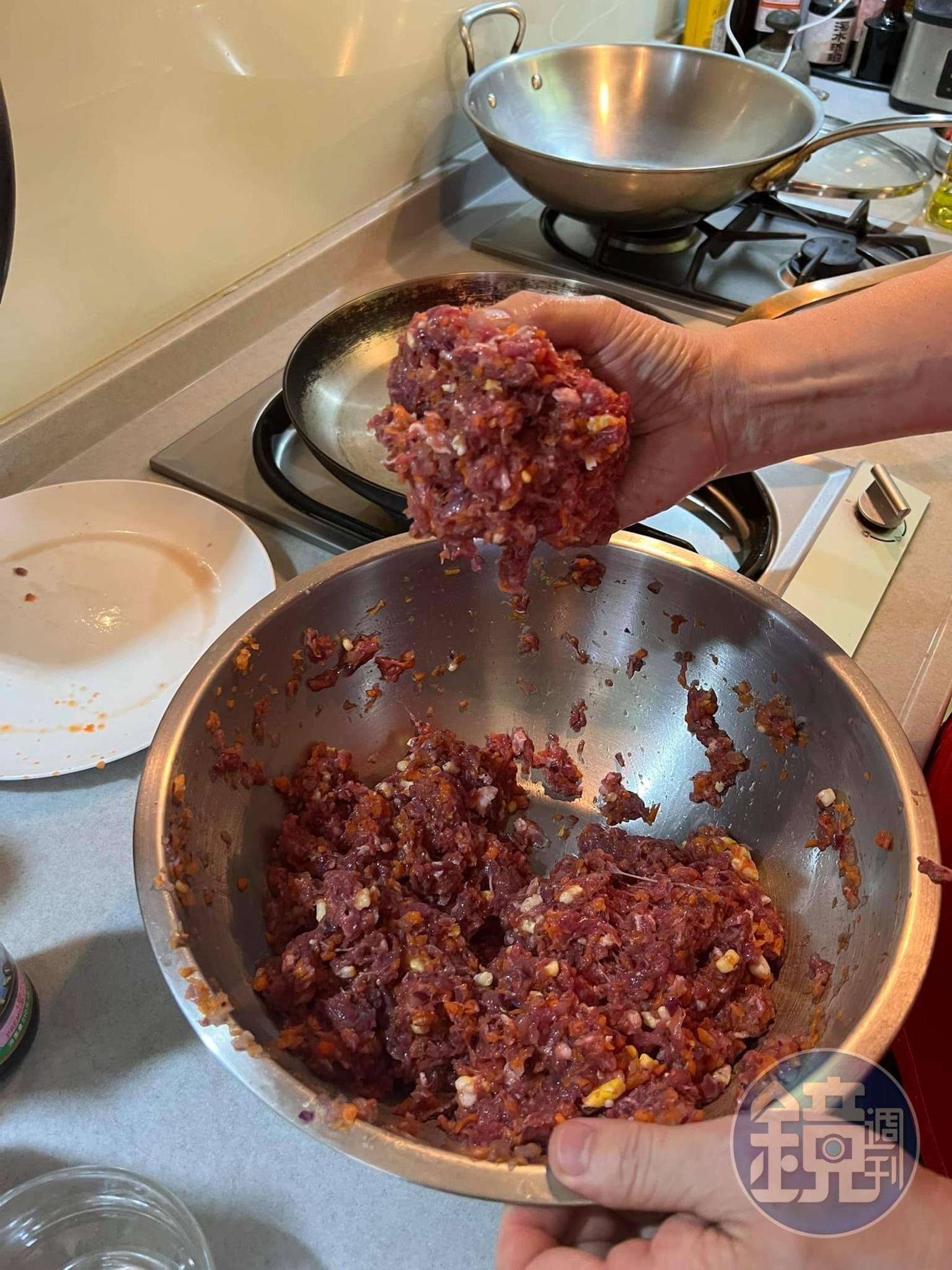 反覆摔肉，讓它起筋並沾黏。