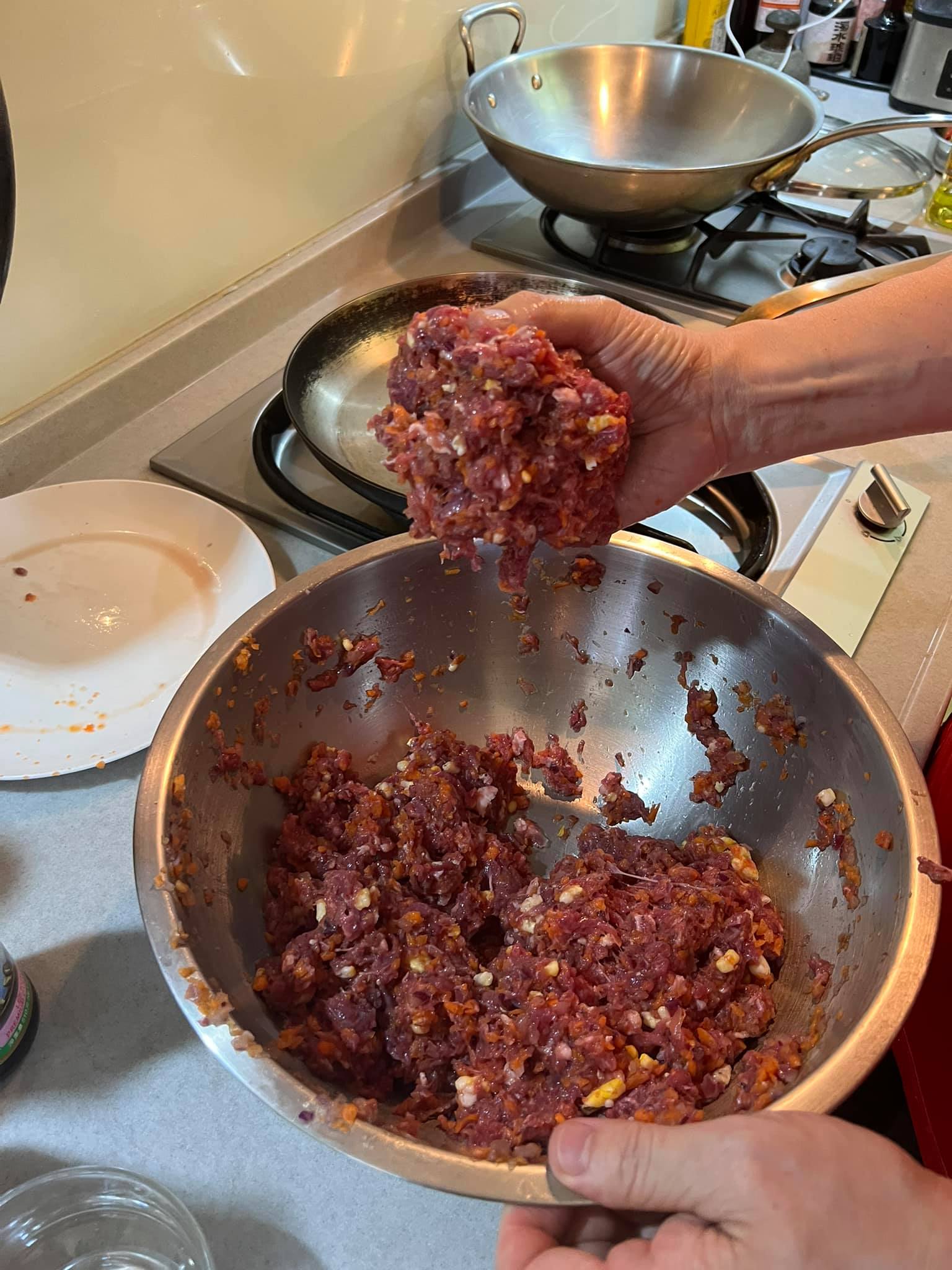 反覆摔肉，讓它起筋並沾黏。
