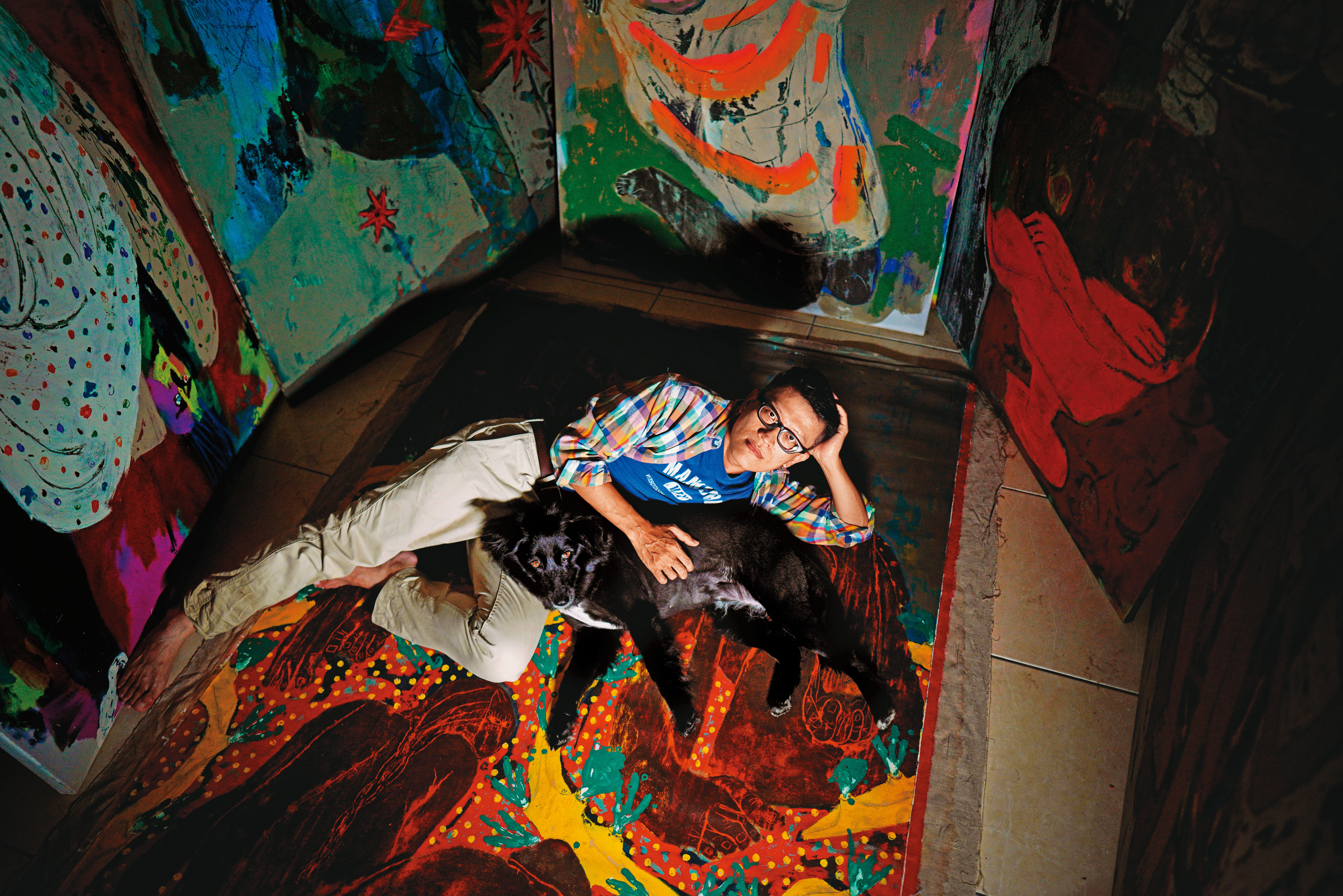 身邊有畫，懷中有狗，阿尼默生活的重心，約莫就是這兩項再加上家人。