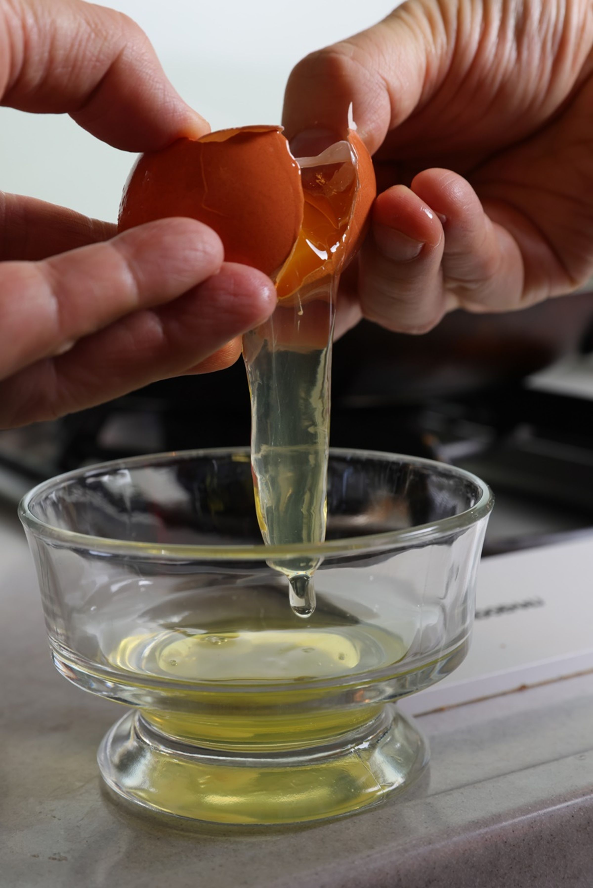 打兩顆蛋清，拌進絞肉中。