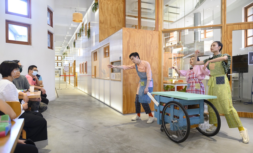 新富町文化市場裡上演的週末劇場「新富流洸」，是一齣講述市場過去與現在的表演。