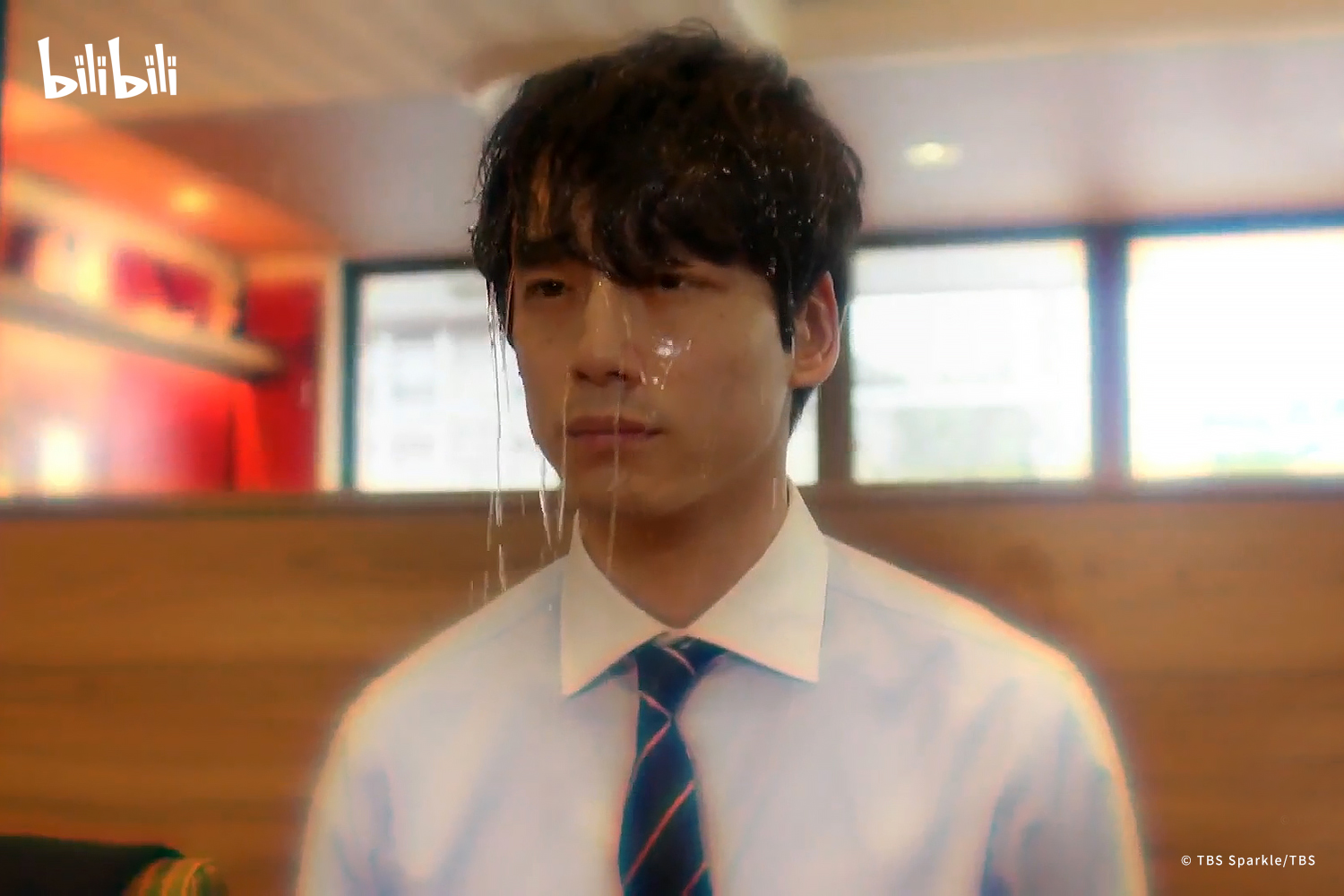 坂口健太郎急著想取得「已婚男」身分，被求婚對象當面潑水，非常狼狽。（bilibili提供）