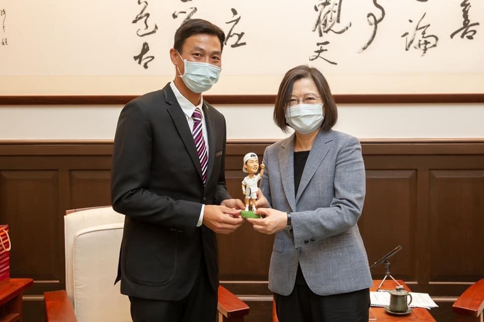蔡英文在總統府接見網球一哥盧彥勳。(翻攝自盧彥勳臉書)