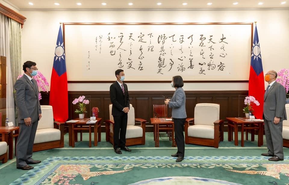 盧彥勳(左二)與哥哥盧威儒(左一)到總統府與蔡英文見面。(翻攝盧彥勳臉書)