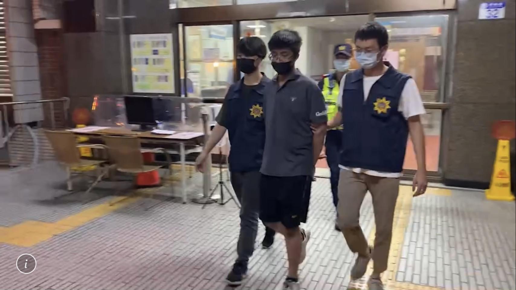警方在花蓮市區逮捕涉嫌強盜殺人的李男。(翻攝畫面)