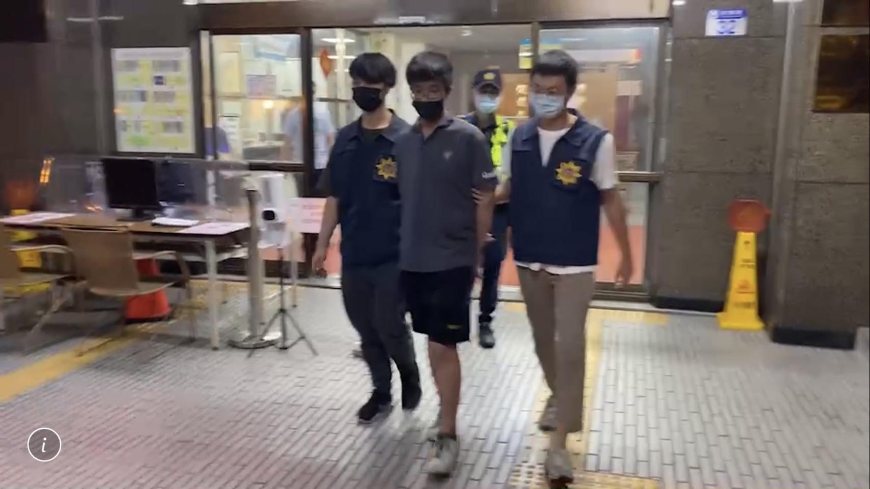 警方將李男帶回警局偵訊釐清案情。(翻攝畫面)