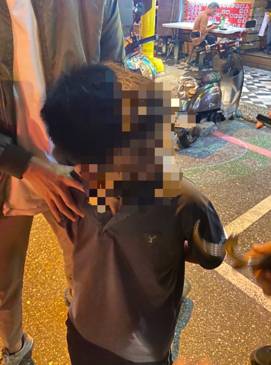警方將李男帶回警局偵訊釐清犯案動機。（翻攝畫面）