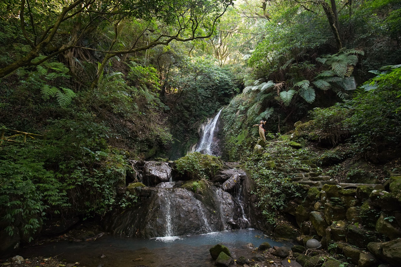 隱身在馬路旁的草山溪流祕境「小隱潭瀑布」，搭公車就能抵達。