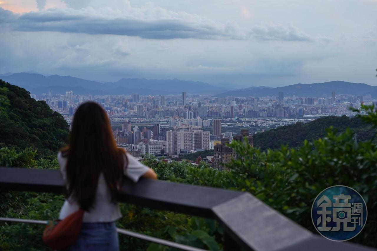 山腰處剛完工的市景平台，可遠眺台北市景與觀音山美色。 