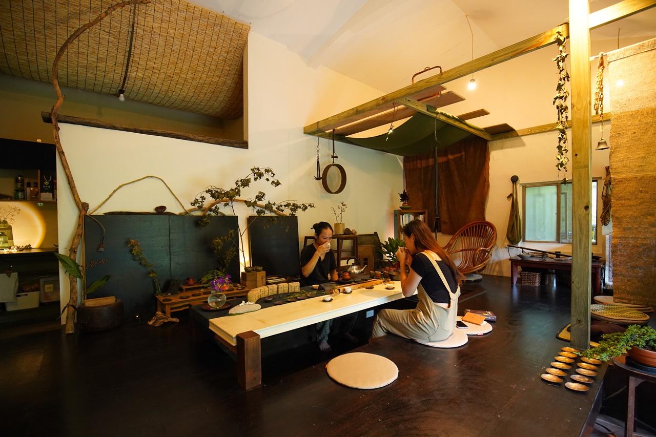 與其說是來泡茶，「山澗室」更像是山裡的心理諮商室，喝杯茶，一切問題都有解。