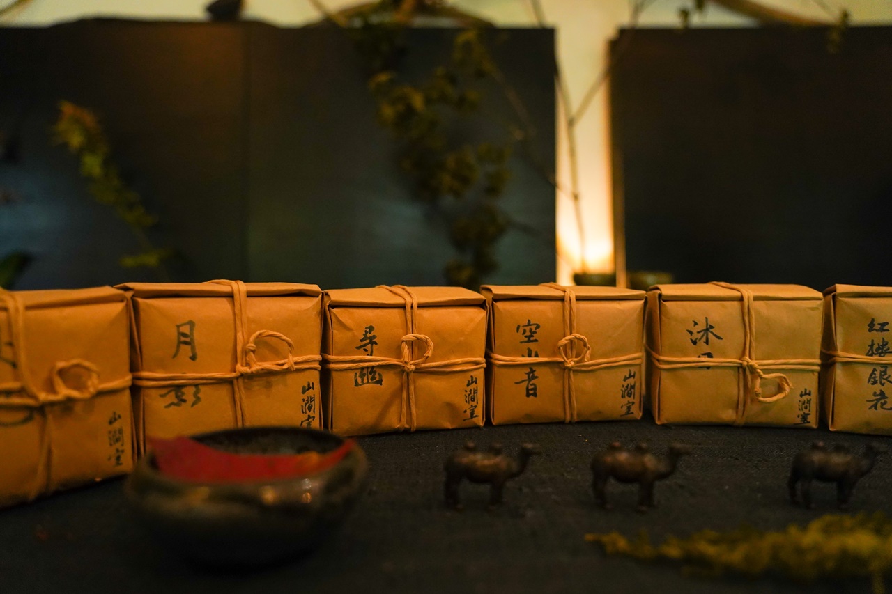 這裡只賣讓茶樹自然生長，沒有人為干預的「野放茶」。